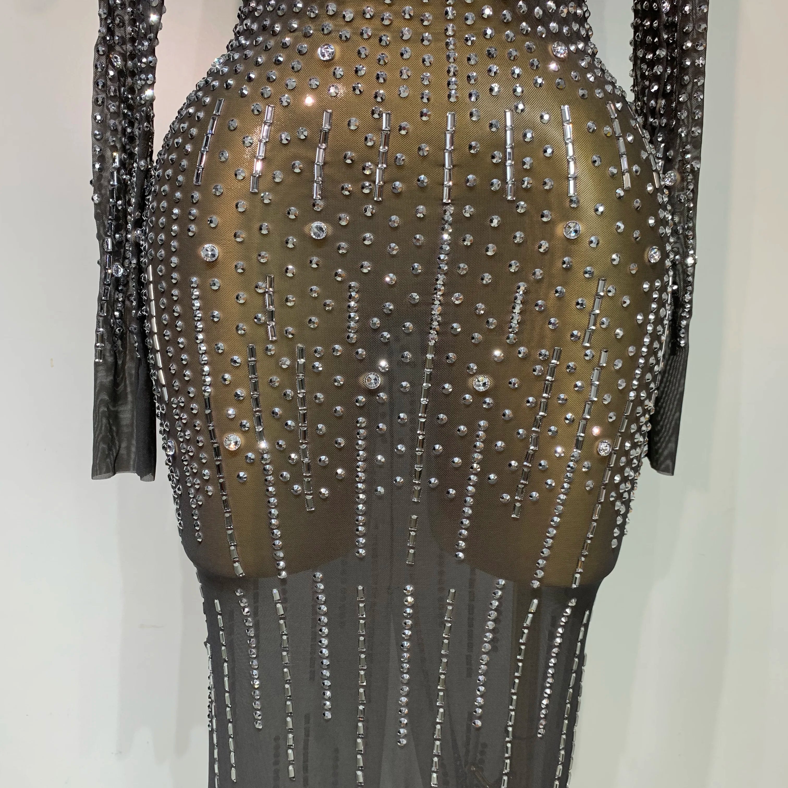 Vestido feminino sexy de malha com manga comprida e transparente 2025, elegante, festa noturna, luxo, aniversário, clube, traje de apresentação com strass