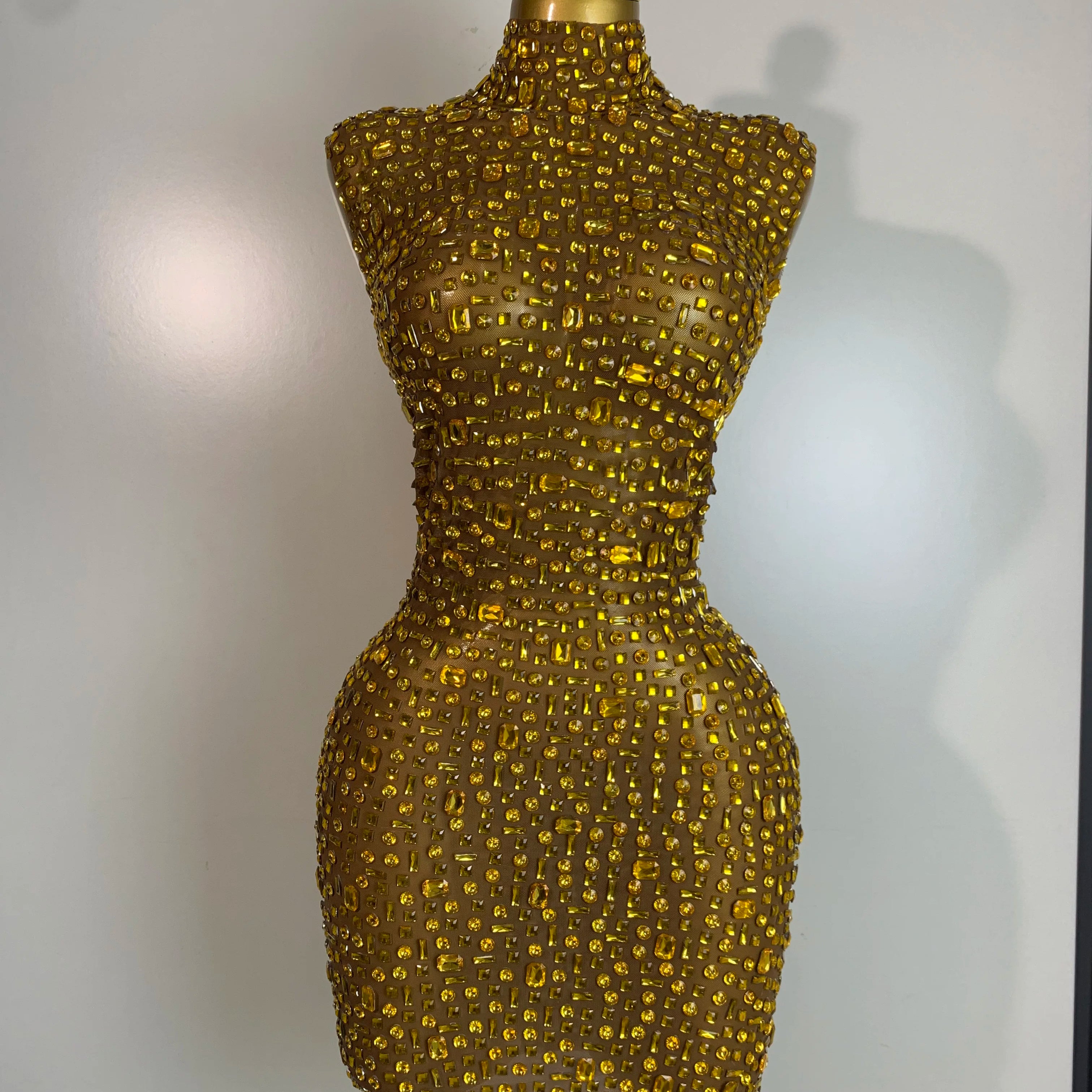 Vestido curto de malha sexy com strass dourado luxuoso feminino, fantasia de palco brilhante, vestidos elegantes para festa de aniversário, boate, cantoras