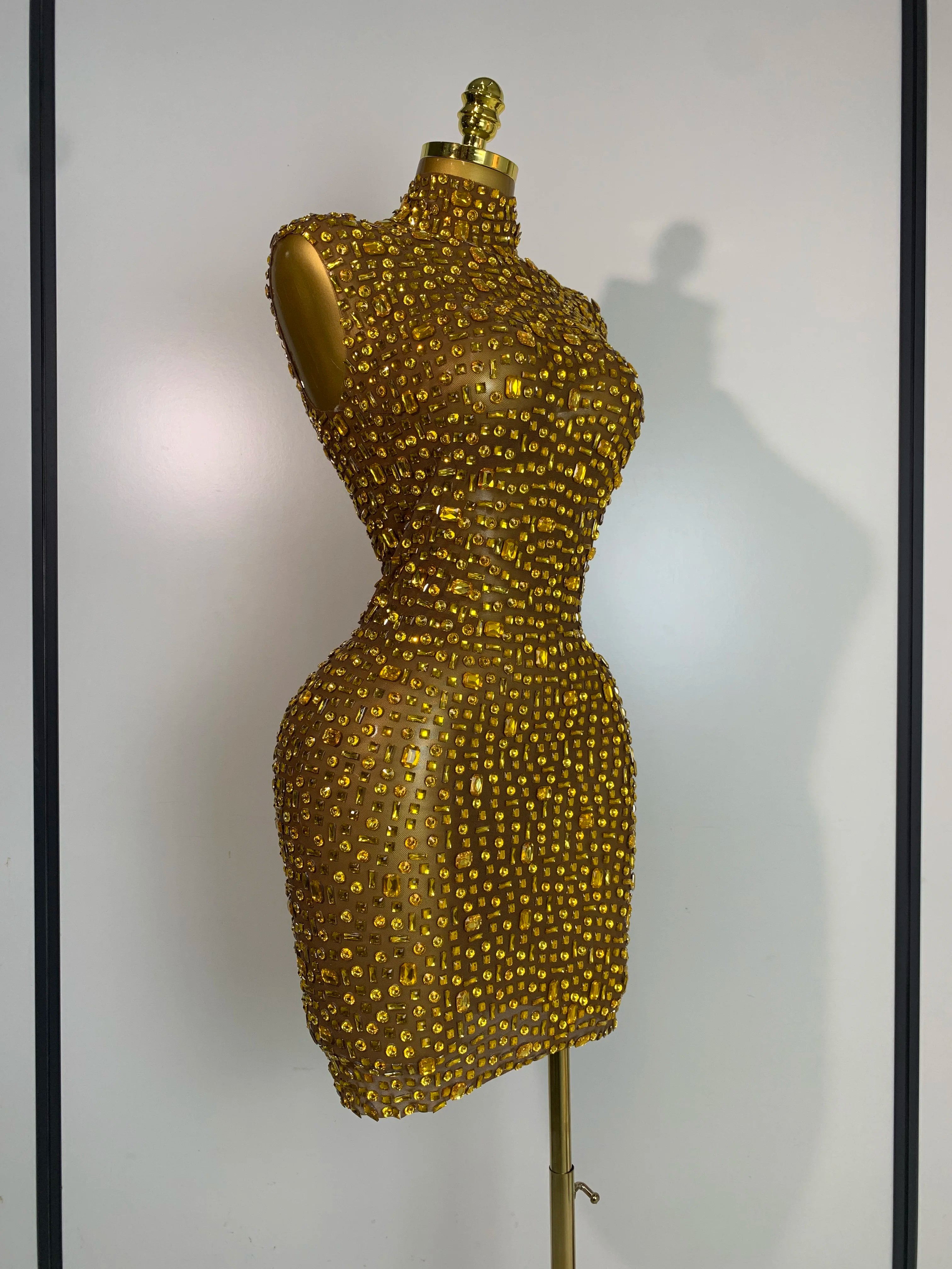 Vestido curto de malha sexy com strass dourado luxuoso feminino, fantasia de palco brilhante, vestidos elegantes para festa de aniversário, boate, cantoras