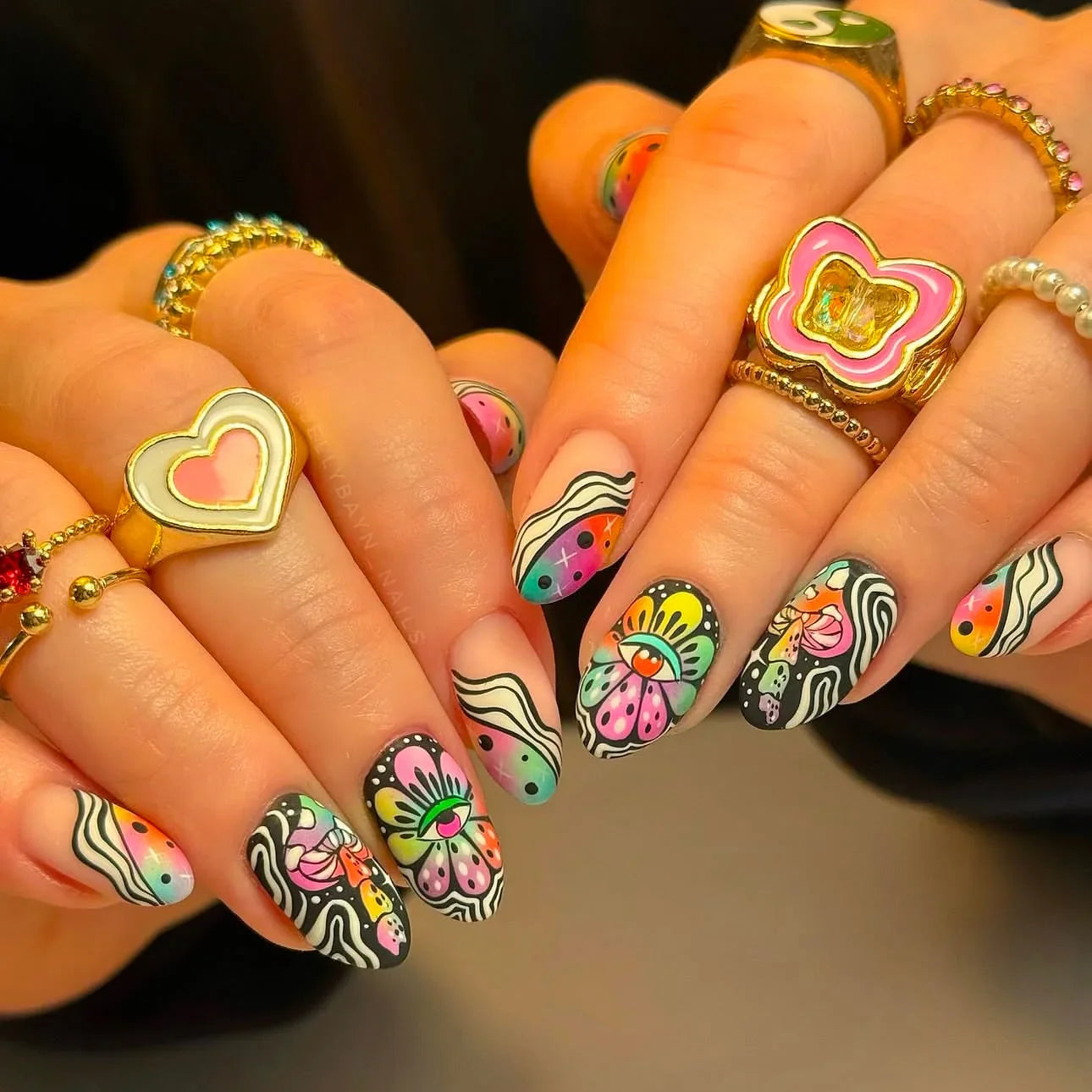 24Pcs Mid-length Round Head Nails Set Press on With Red Blue Design Fake Nails Flowers Leaves Pattern Almond False Nail Tips Art