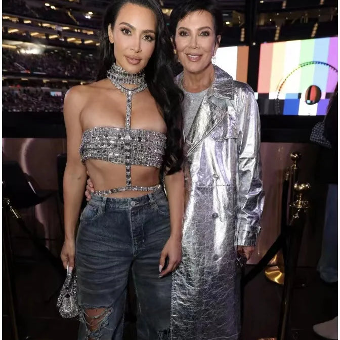 Moda de celebridades, tapete vermelho, roupas femininas brilhantes, grandes cristais, tops sensuais, halter, boate, festa, programa de TV, tops regata