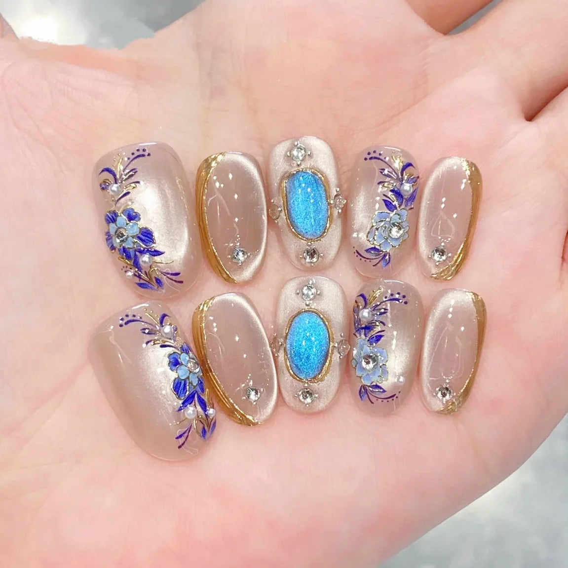 24pcs Autumn Cat's Eye Press on Nails Sets Maple Leaf Design Golden Short Almond False Nails Sets Wearable Nail Oval Fake Nail