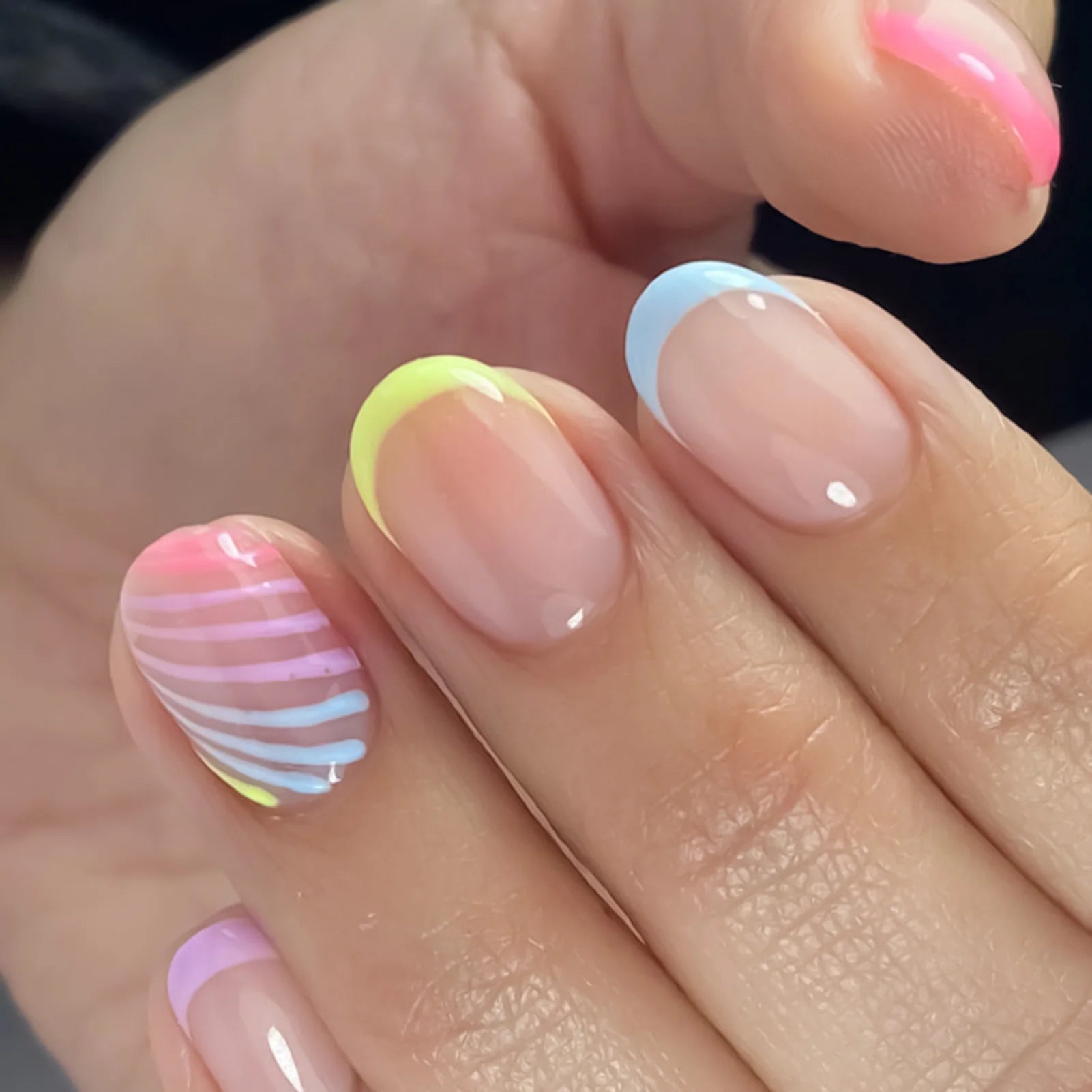 24PCS Colorful French False Nails Diagonal Stripe Design Short Round Fake Nails Elegant Press On Nail Tips for Women Girls
