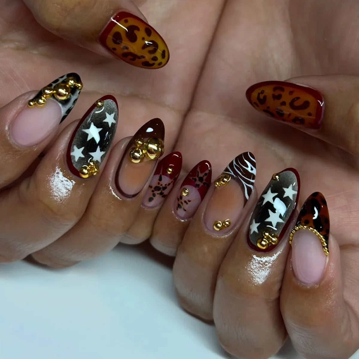 24Pcs Autumn Dark Brown Short Oval Press on Fake Nails Lovely Zebra-patterned Glitter French Almond Nail Tips Acrylic False Nail