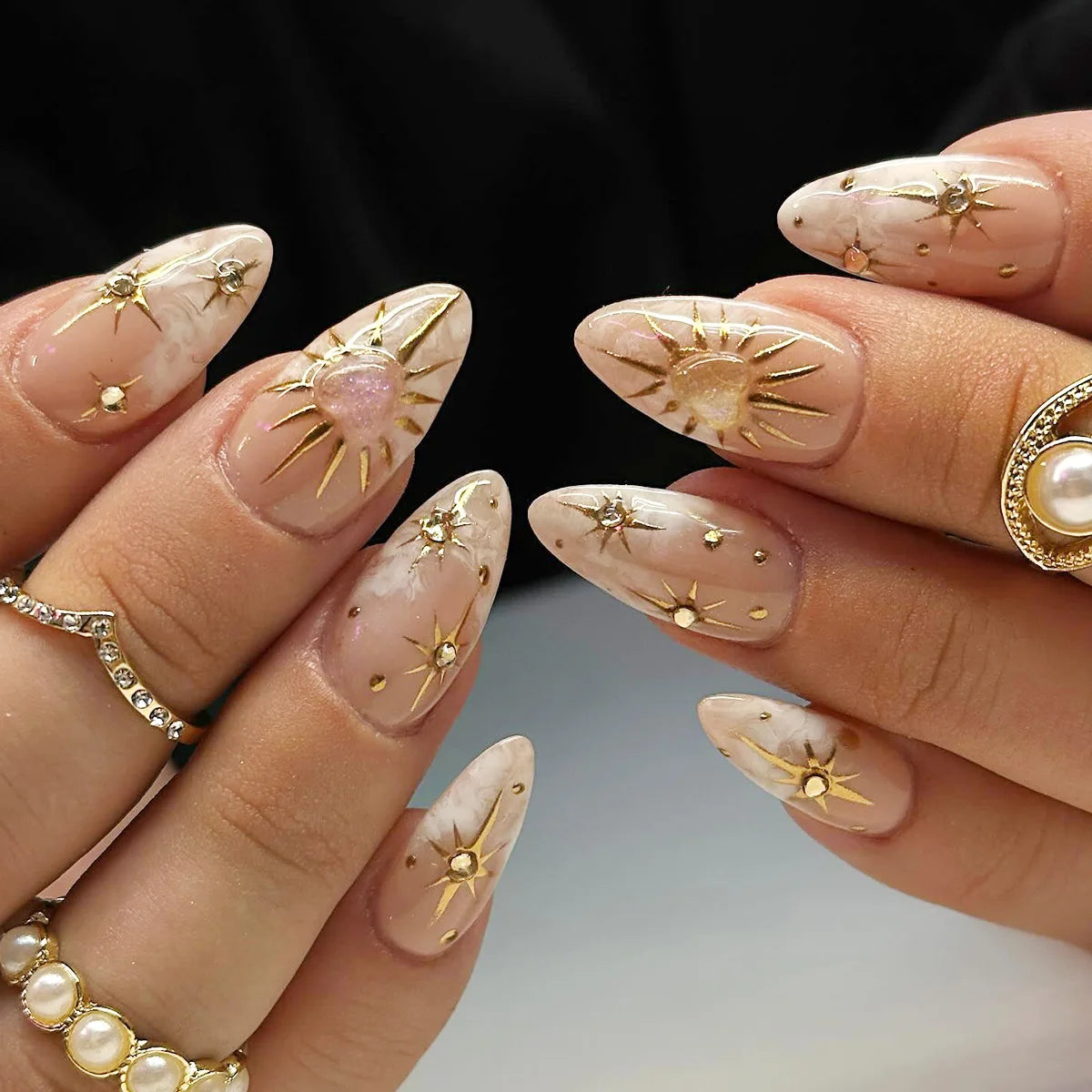 24Pcs Simple French Fake Nails with Short Almond Head Design Nail Patch Gold Love Starburst Pattern Wearable Press on False Nail