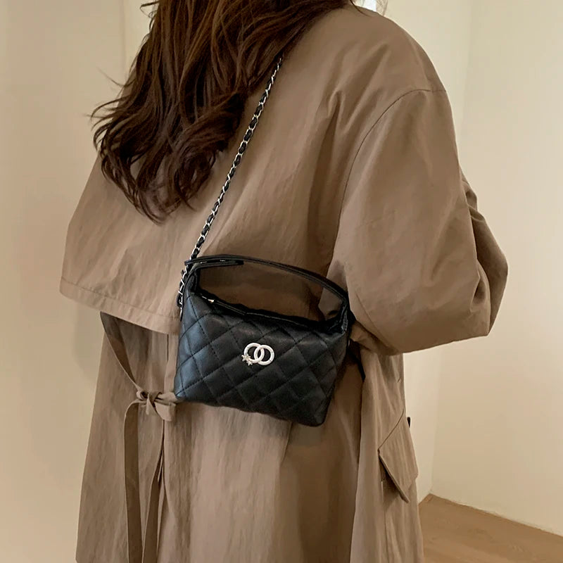 Stylish Ladies Shoulder Bag In Genuine Leather - Popular Tote Look With Zipper By Designer Brand