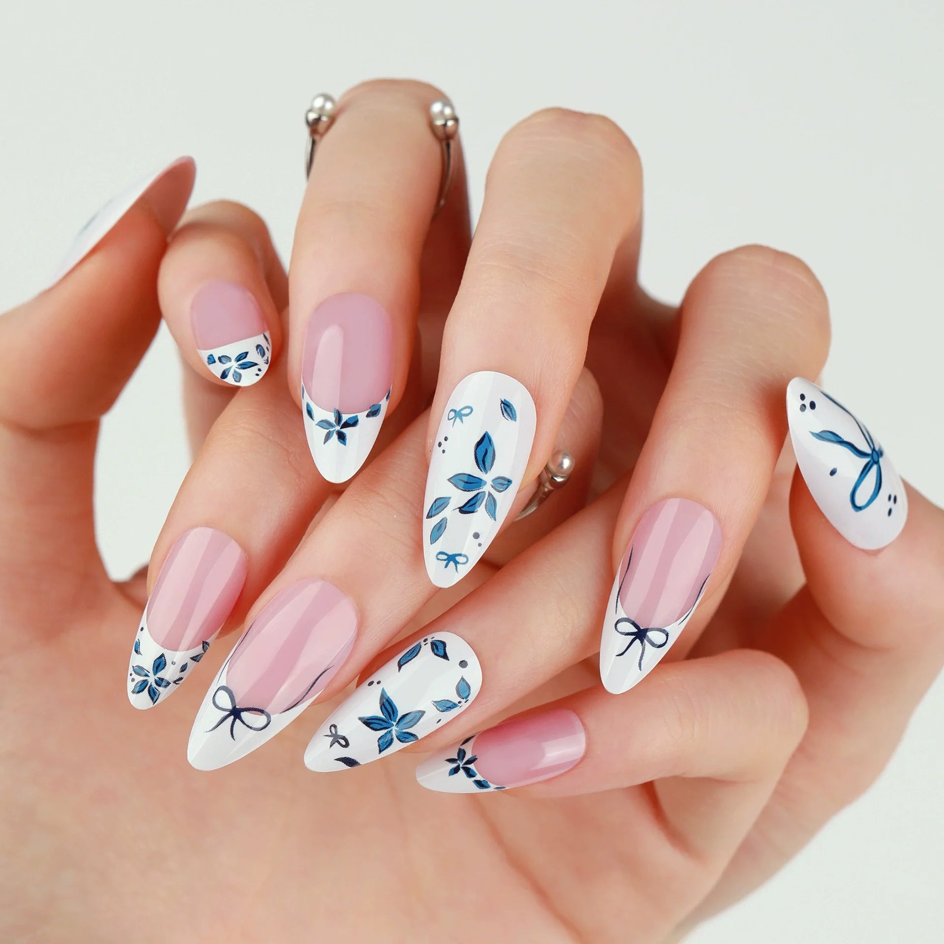 24Pcs Press on False Nails Simple Garden Fresh Flowers Design Sweet Fake Nails Tips Art Wearable Almond Stiletto Oval Manicure