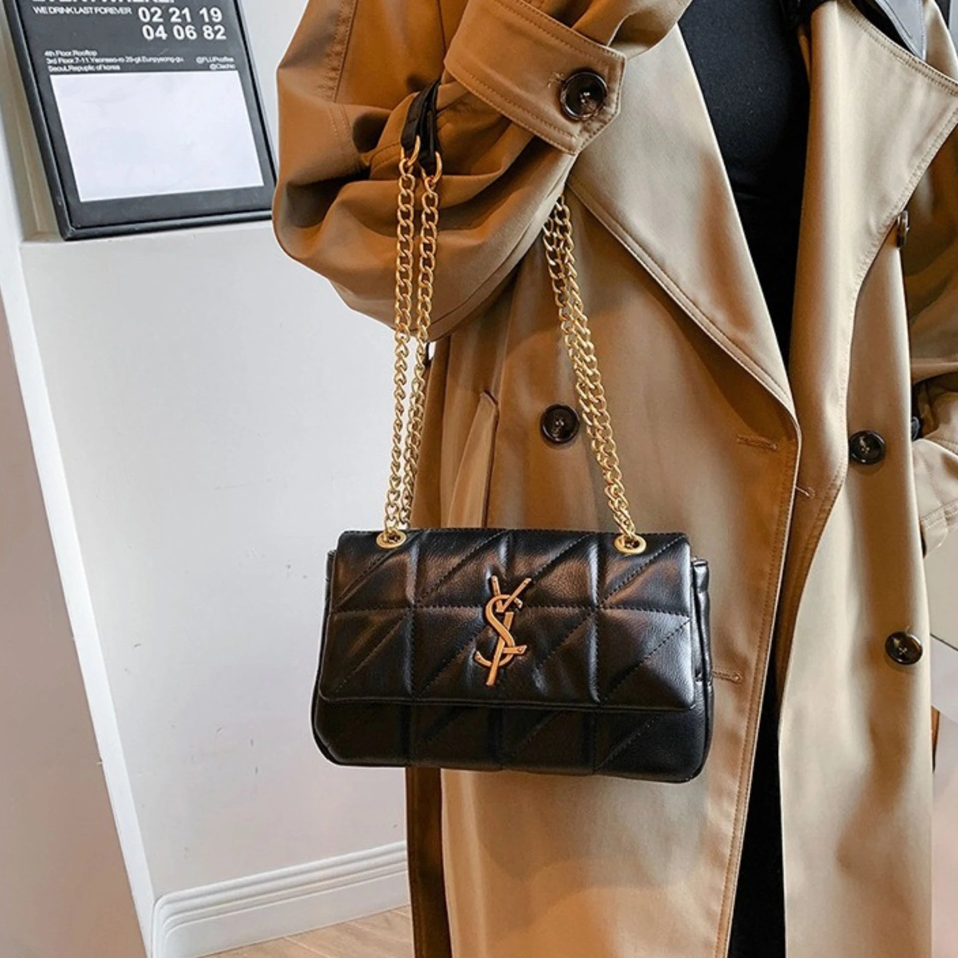 2025new Xiaoxiangfeng diamond grid chain bag, stylish and versatile, small square cross diagonal single shoulder bag on armrests