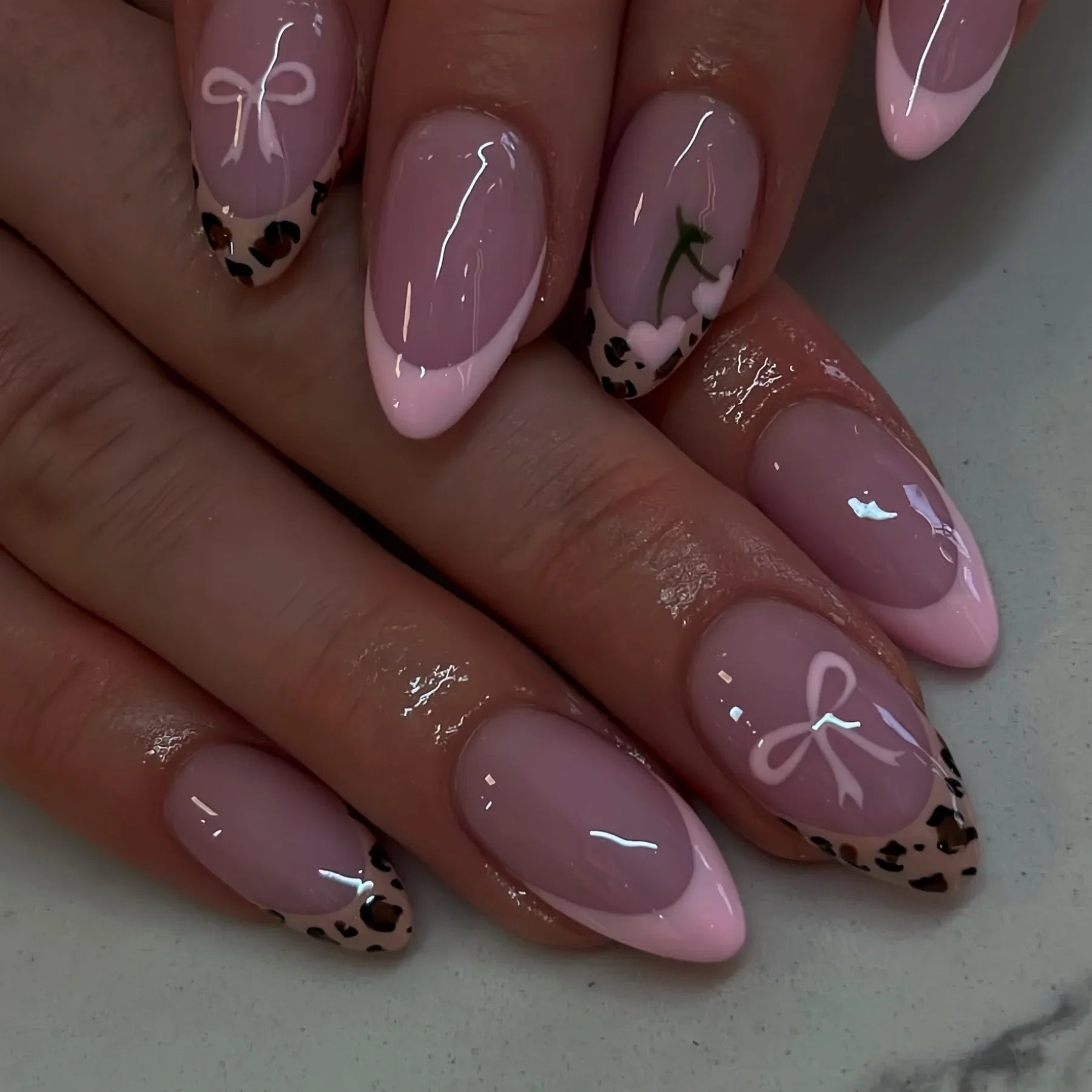 24Pcs Short Almond Fake Nails Press on Pink Flower Leopard Print French False Nails Detachable Artificial Full Cover Nails Tips