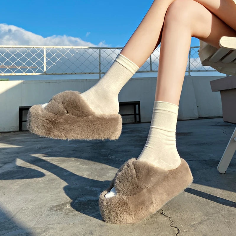 Chunky Platform Fur Slippers Women Winter Thick Bottom Furry Outdoor Slippers Woman Plus Size 42 Short Plush Designer Shoes