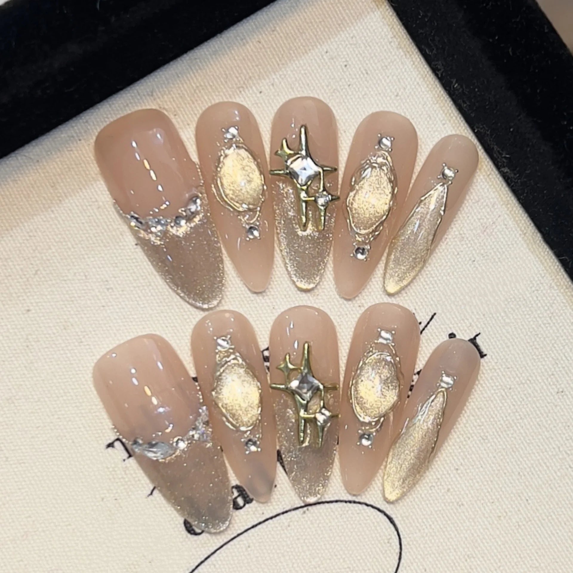 10pcs Flower Handmade Press on Nails Tips with Shiny Powder Design Red Almond False Nails Art Reusable Rhinestone Fake Nail Sets