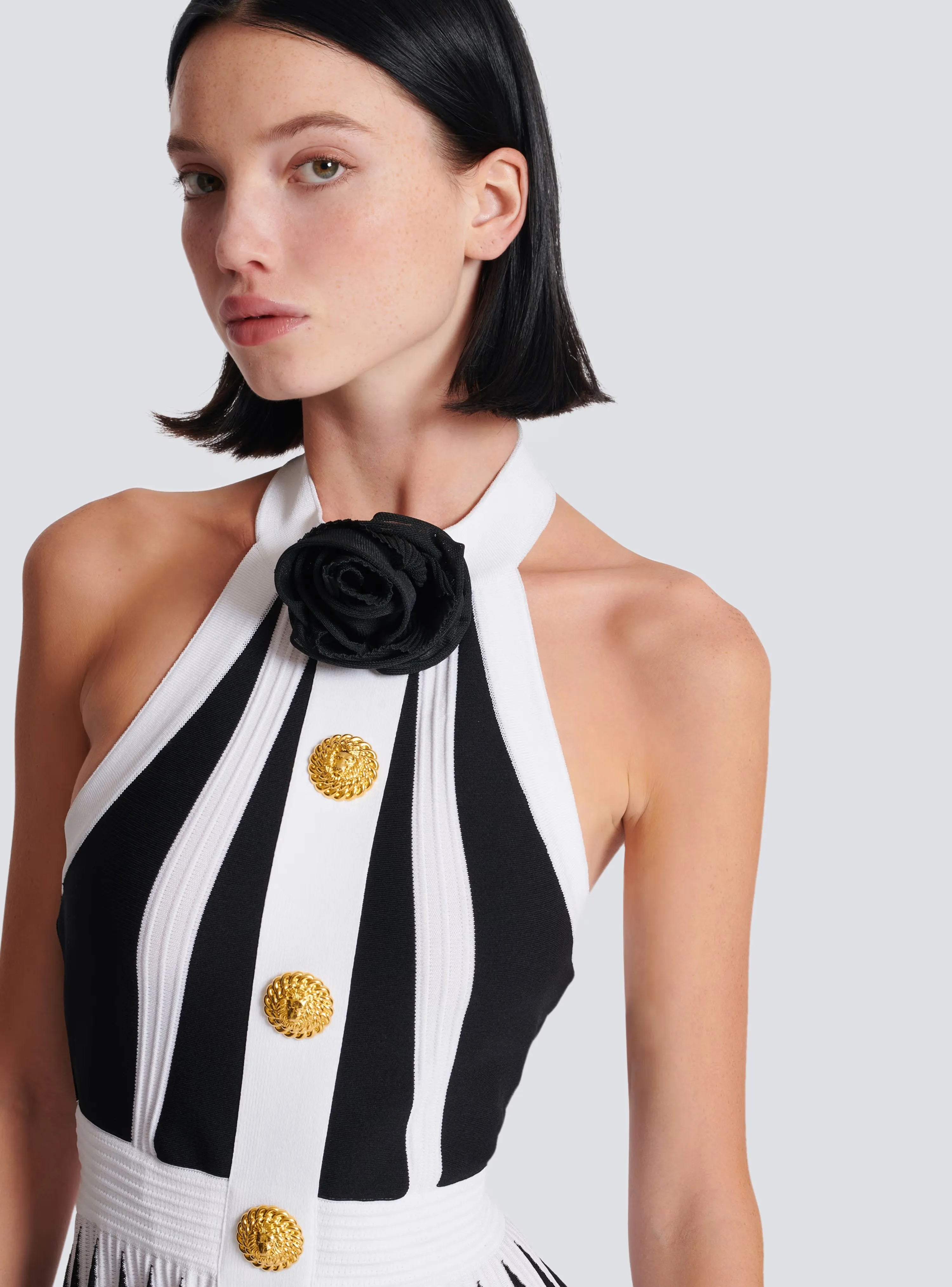 2022 New Gloden Buttons Flower Halter Sleeveless White Patchwork Black Mini Evening Dress Graceful Woman Evening Party Outfit