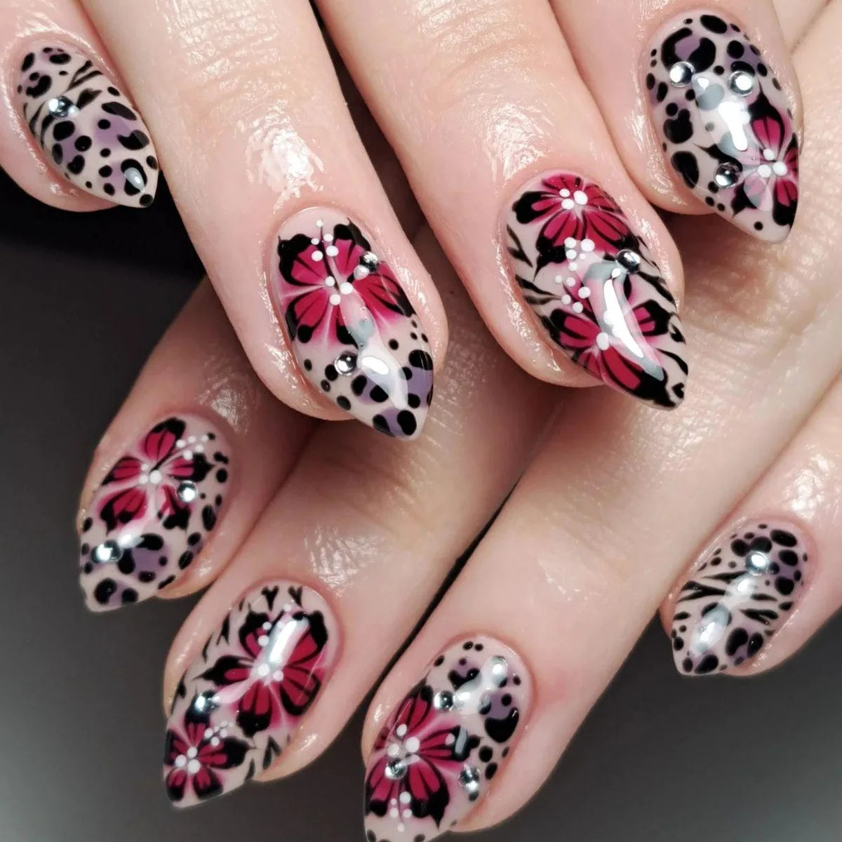 24pcs Finished Press on Nails Sets Y2k Rhinestone Almond Stick on Nail Short Oval French Red Fake Nail Detachable False Nails