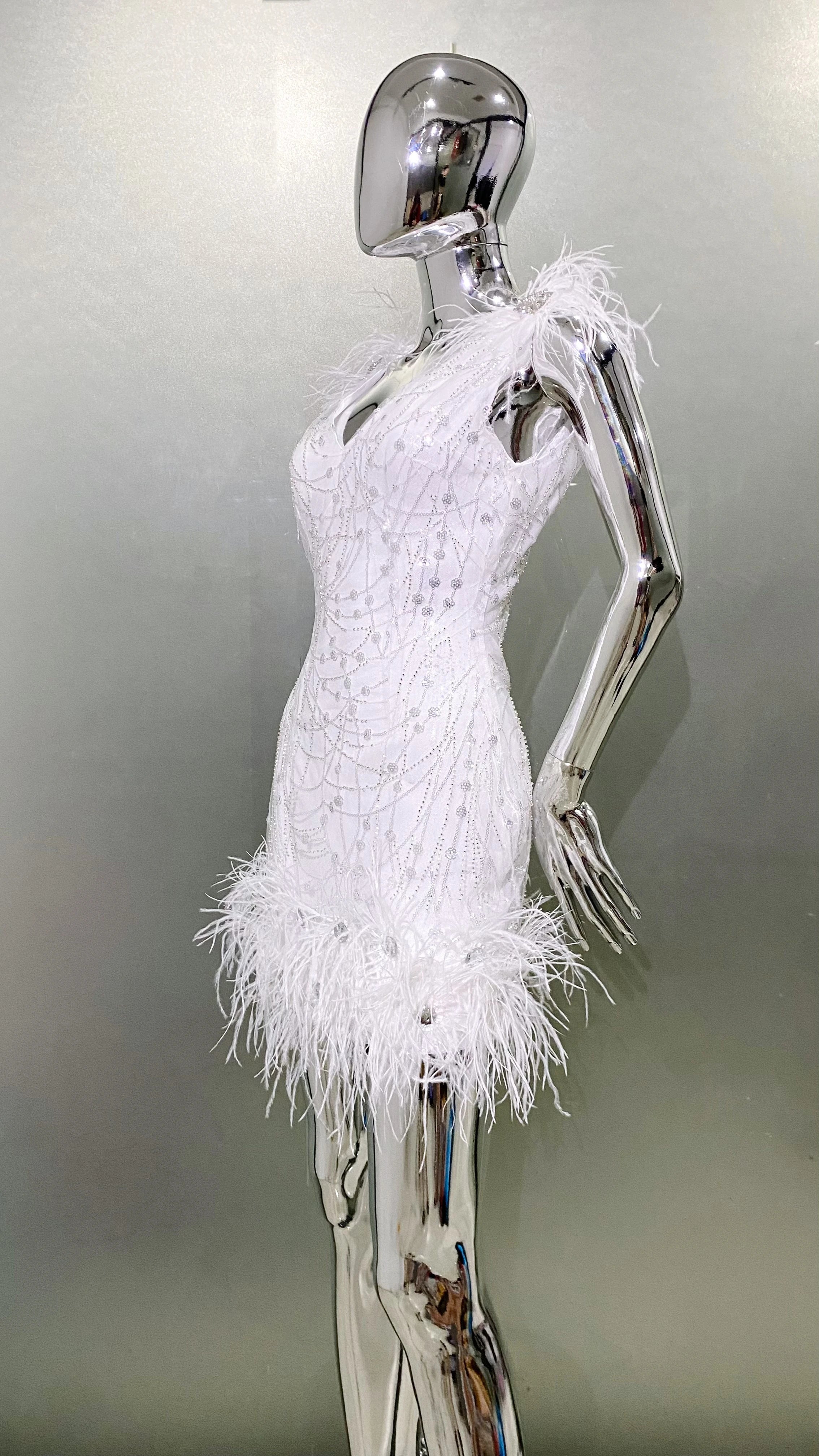 New Arrival White Color Women Sleeveless Sexy V-Neck Bodycon Mini Dress Feathers Sequins Celebrate Evening Party Birthday Dress