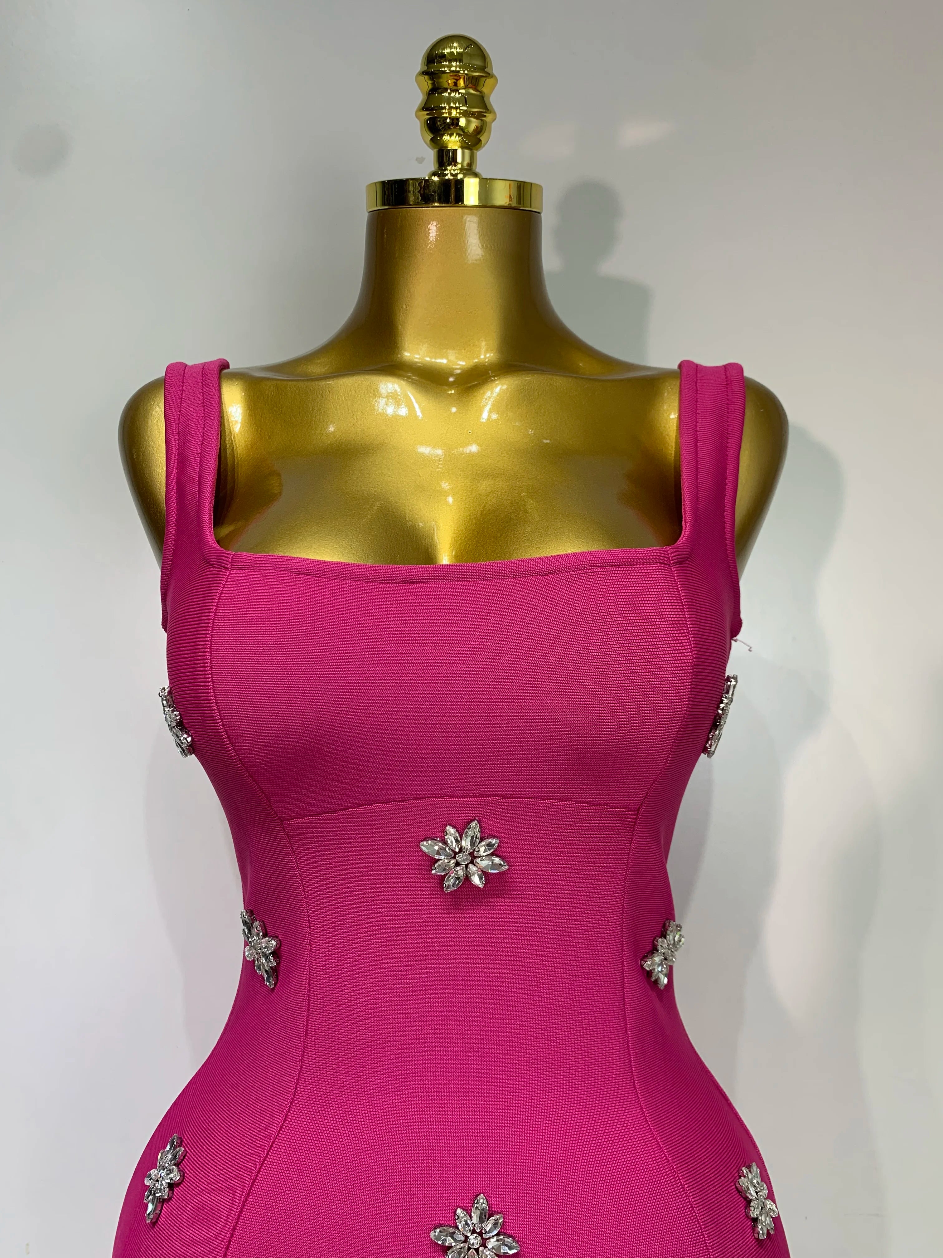 Vestido curto sexy sem mangas com diamantes brilhantes e bandagem justa com babados para festa noturna luxuosa de aniversário