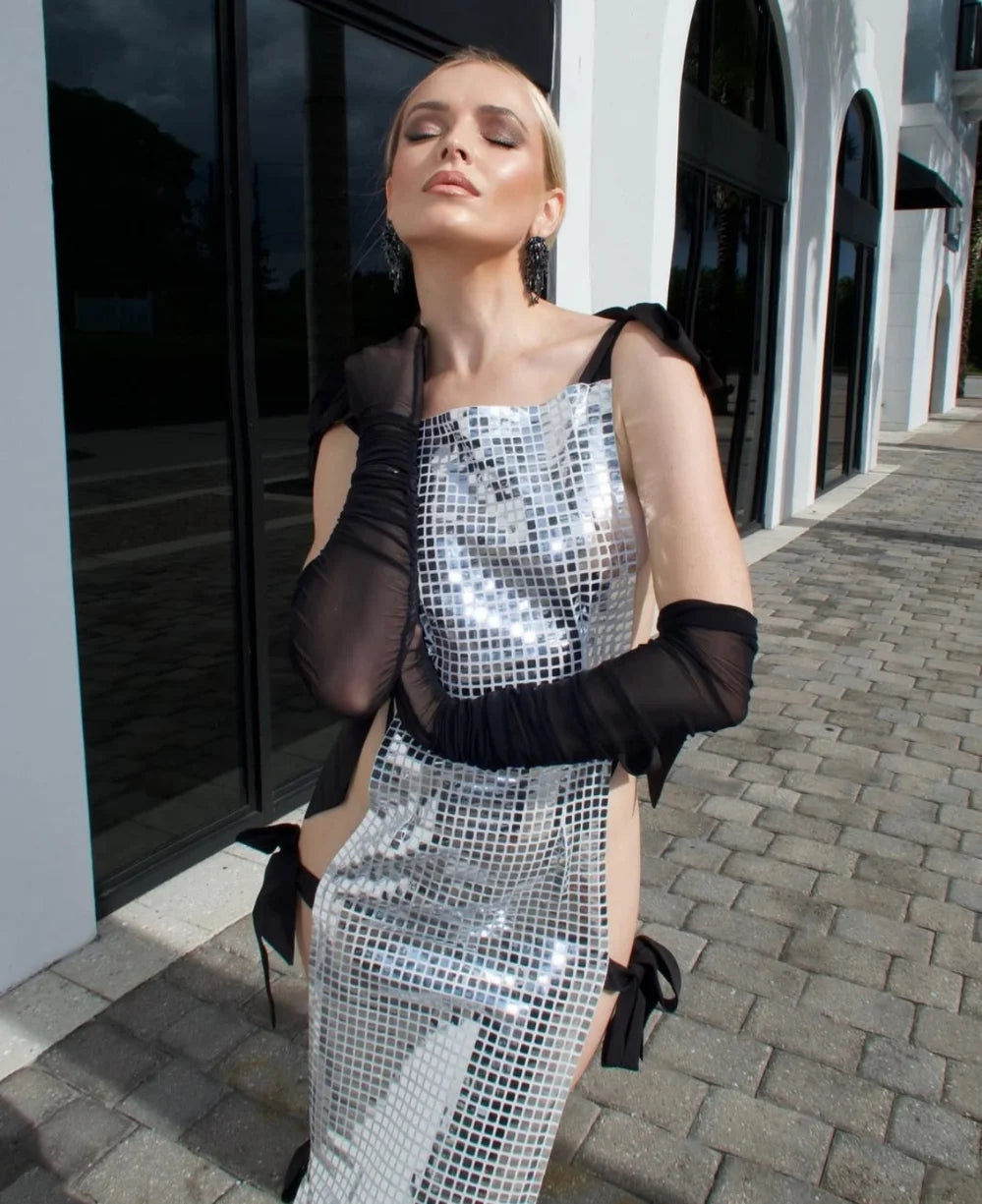 Vestido de celebridade para tapete vermelho feminino, sem mangas, sexy, brilhante, com lantejoulas, justo, longo, com laço lateral, para festa à noite