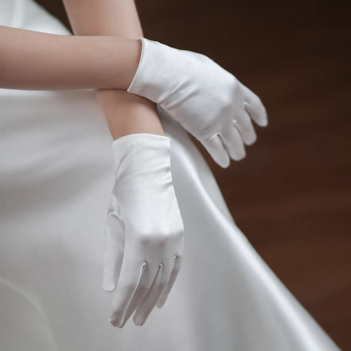 Elegant White Short Bridal Gloves Satin Finger Wrist Brides Bridesmaid Prom Perform Gloves Women Wedding Accessories