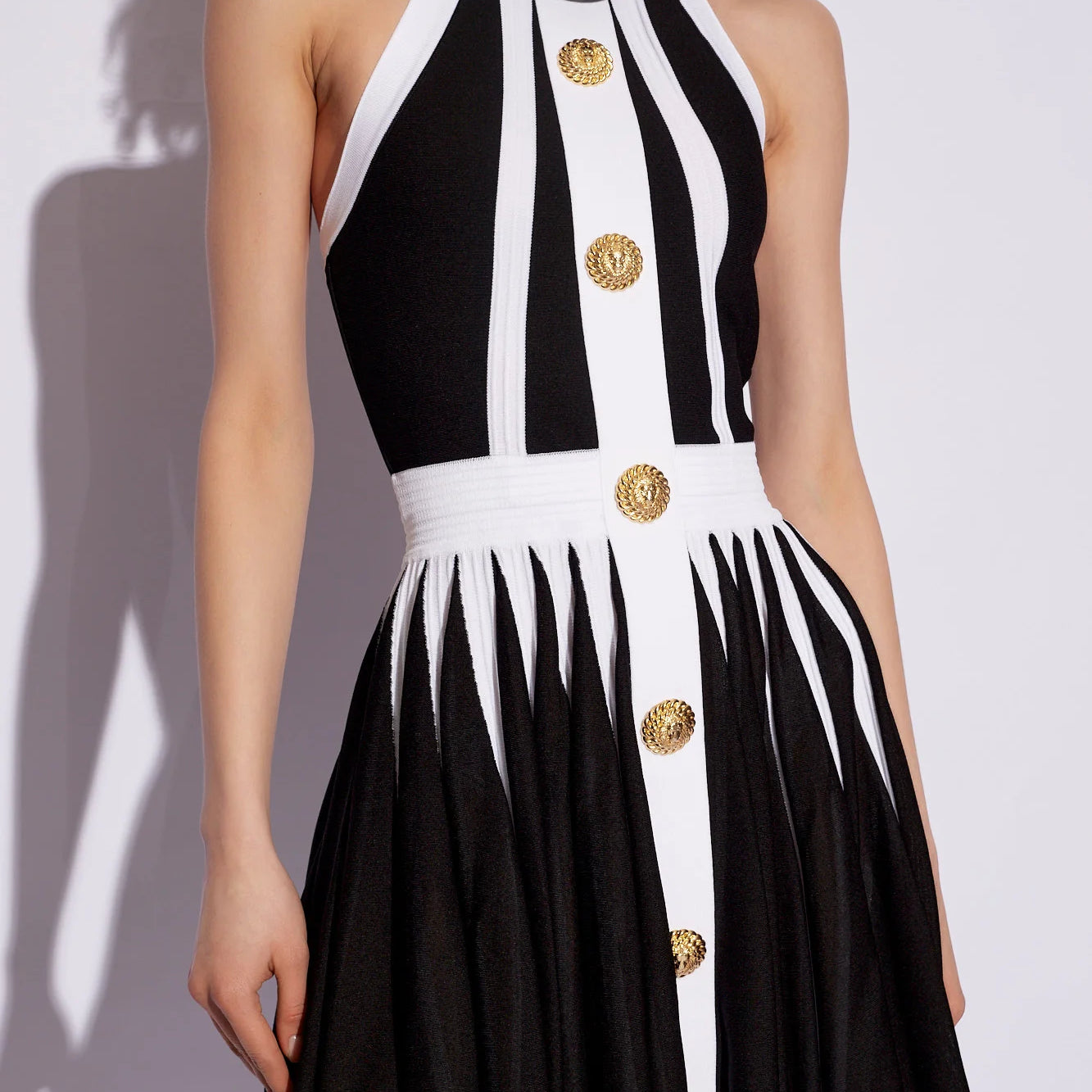 2022 New Gloden Buttons Flower Halter Sleeveless White Patchwork Black Mini Evening Dress Graceful Woman Evening Party Outfit