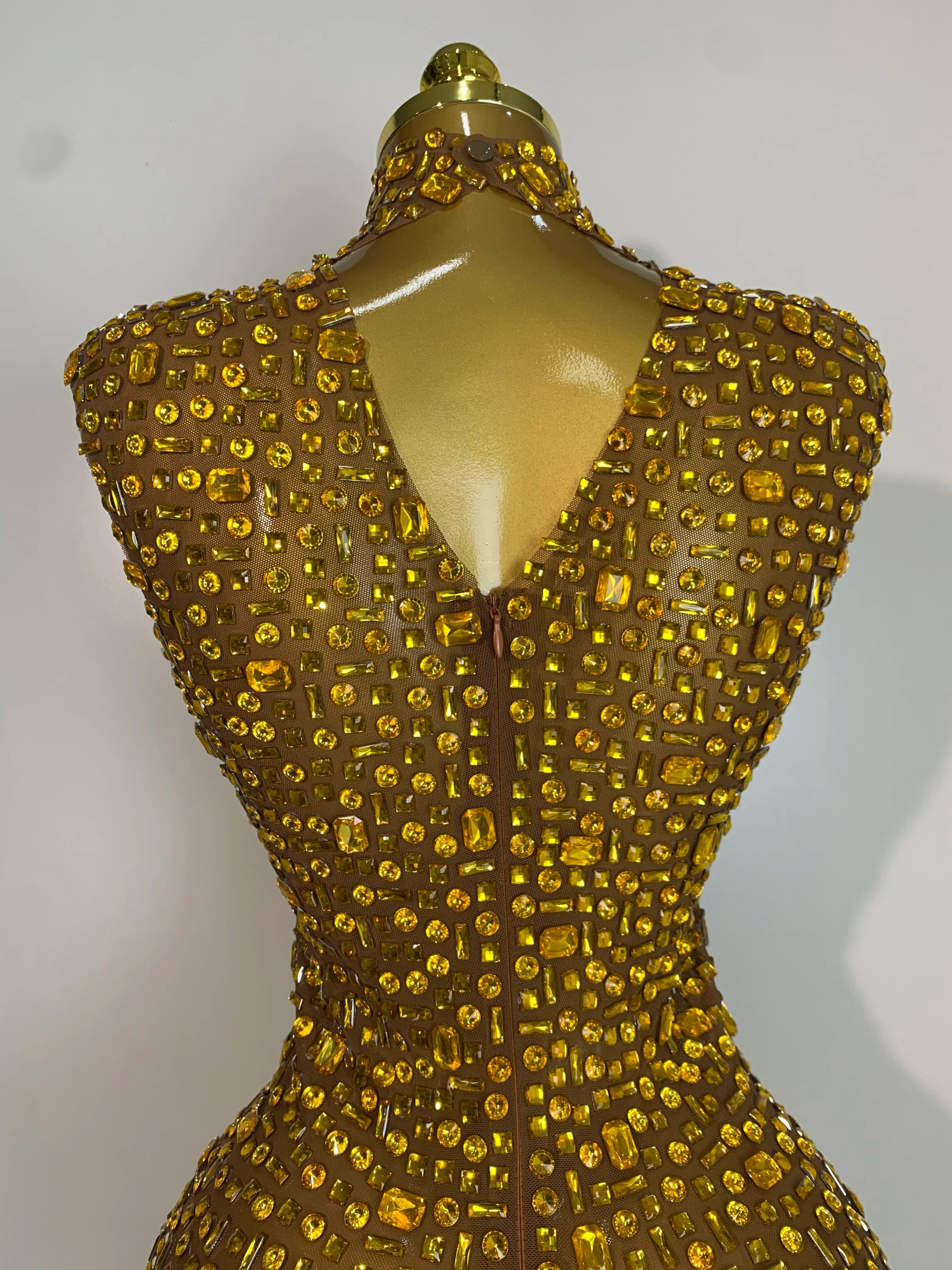 Vestido curto de malha sexy com strass dourado luxuoso feminino, fantasia de palco brilhante, vestidos elegantes para festa de aniversário, boate, cantoras