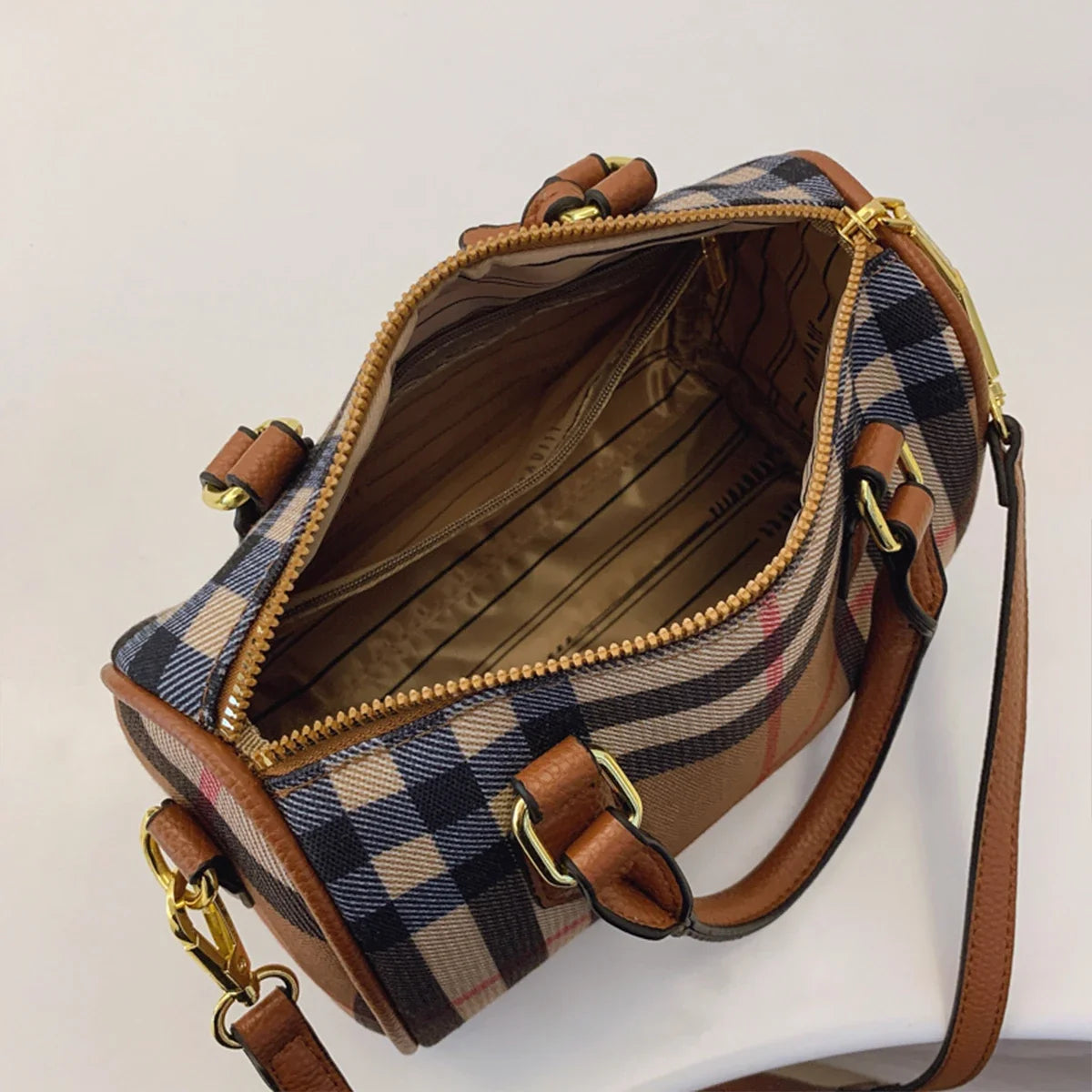 Large Capacity Classic Stripe Plaid Pattern Shoulder Bag PU Crossbody Tote with Adjustable Strap Zip Closure for Daily Use