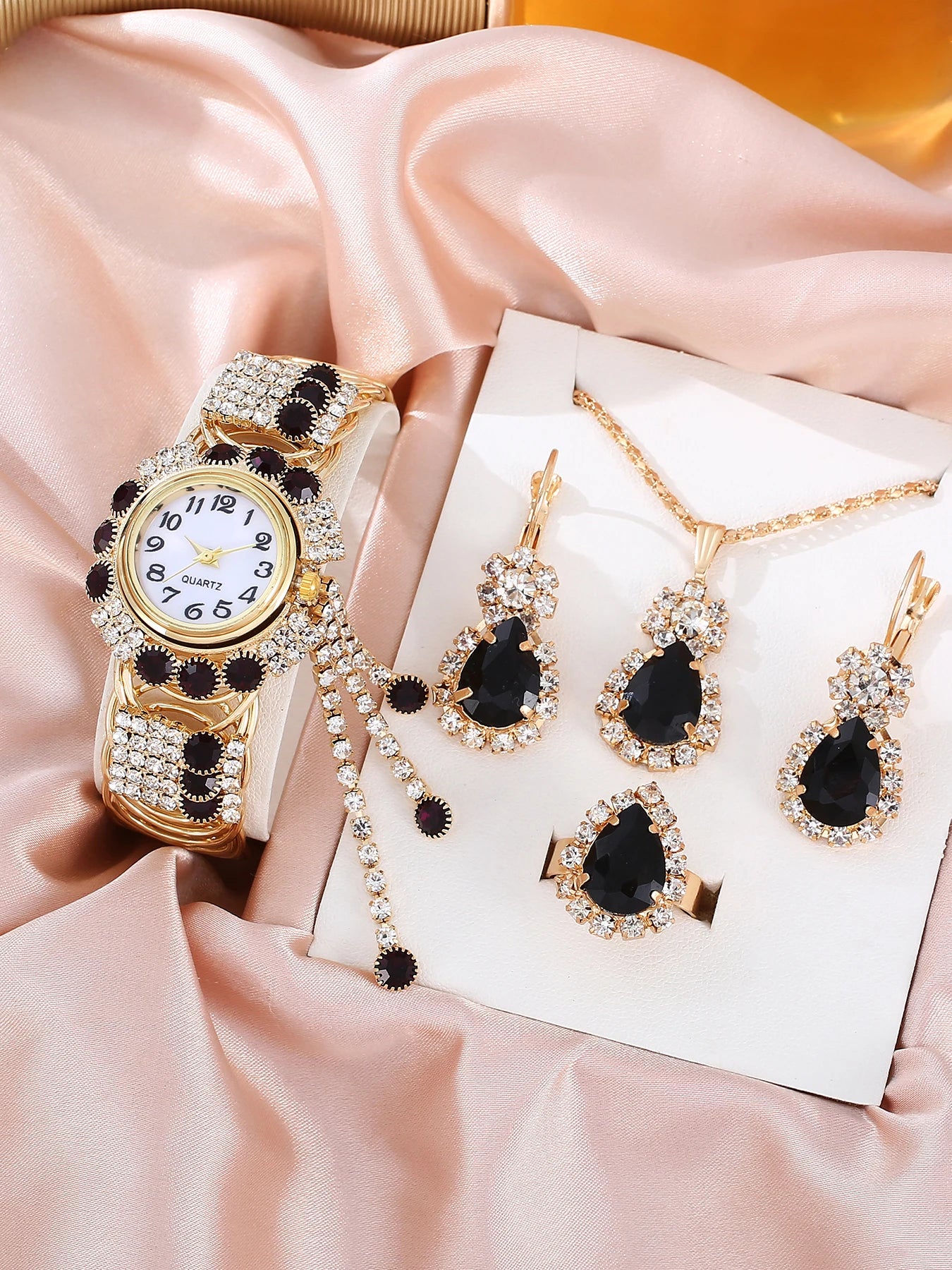 Women's Diamond-Encrusted Temperament Quartz Watch Fashion Alloy Bracelet Watch Set Red