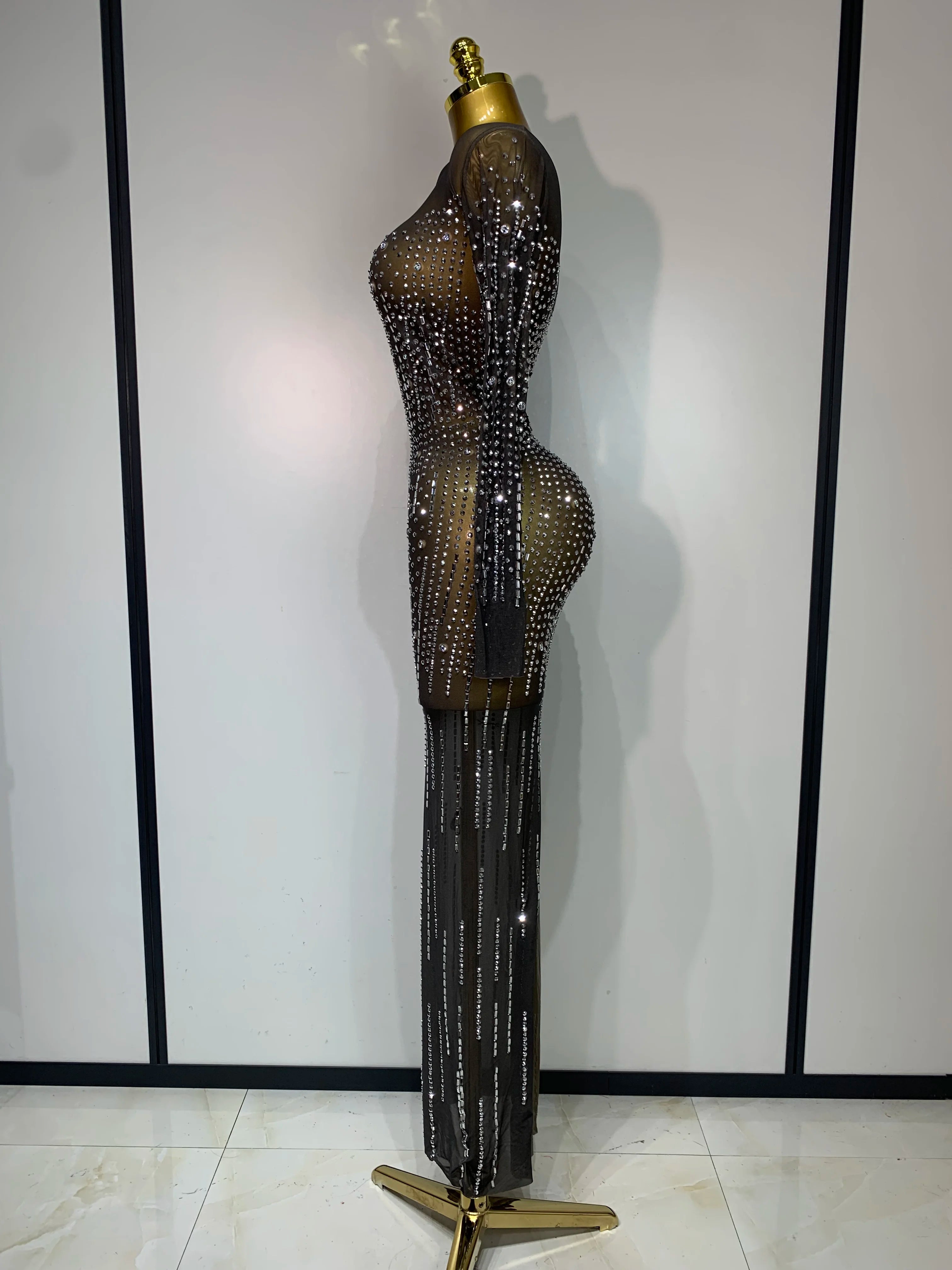 Vestido feminino sexy de malha com manga comprida e transparente 2025, elegante, festa noturna, luxo, aniversário, clube, traje de apresentação com strass