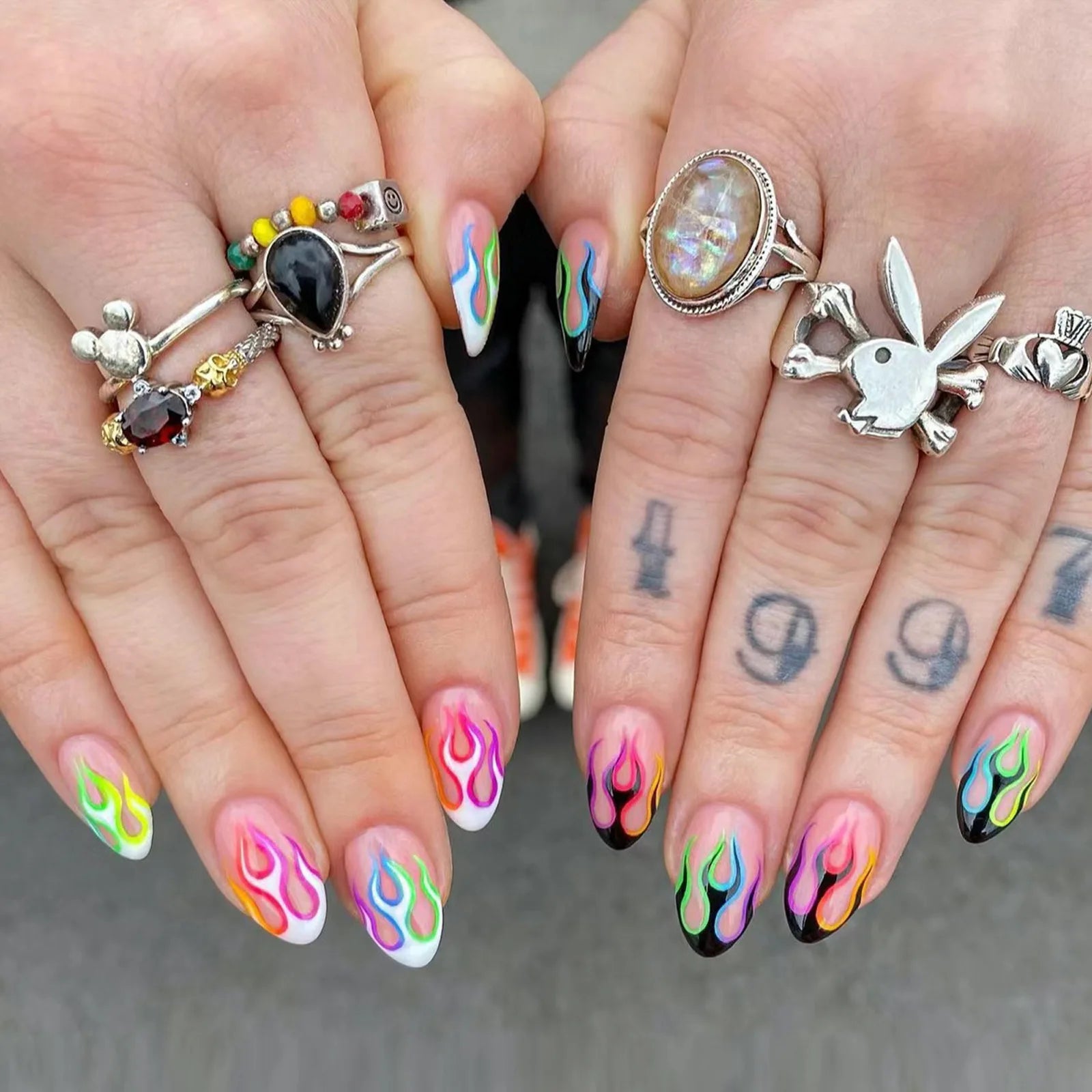 24 peças de unhas postiças artesanais de amêndoa para Halloween, cobertura total, páscoa, morcego, aranha, unhas postiças legais Y2K, manicure usável, pontas de unhas artísticas