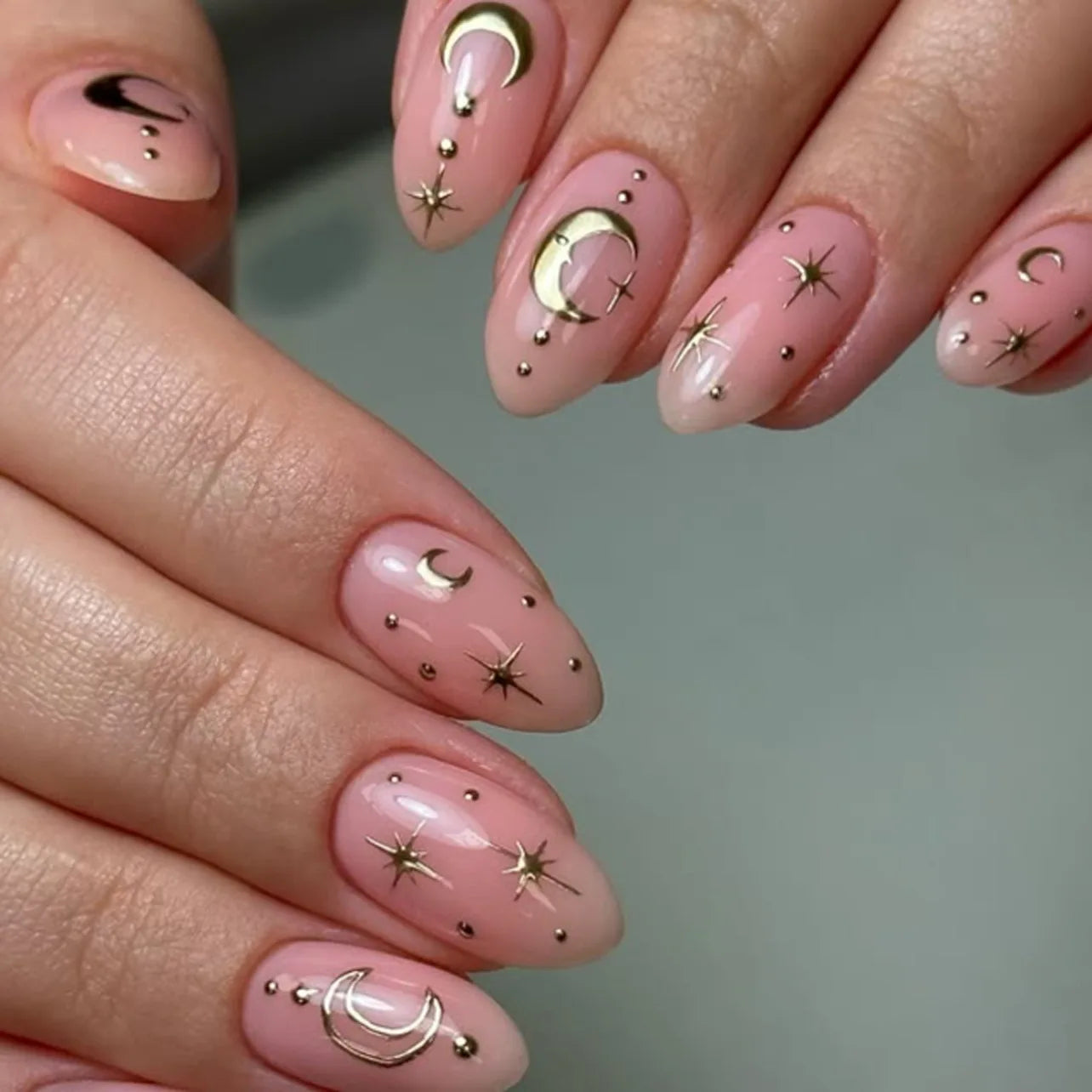 24pcs Star Moon Print False Nails Sweet Pink Short Almond Fake Nails Tips Wearable Detachable Simple Nude Color Press on Nails