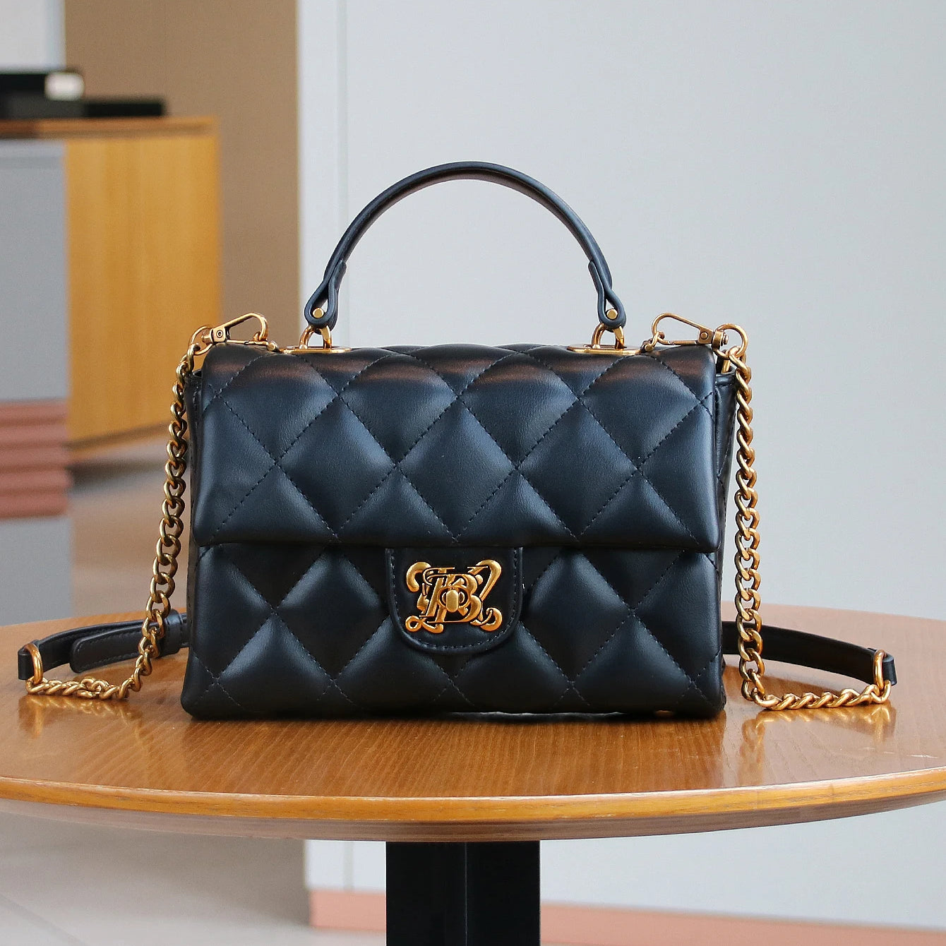 Luxury fashion handbag spring and summer 2025 new rhombic chain temperament handbag high sense niche design shoulder messenger b