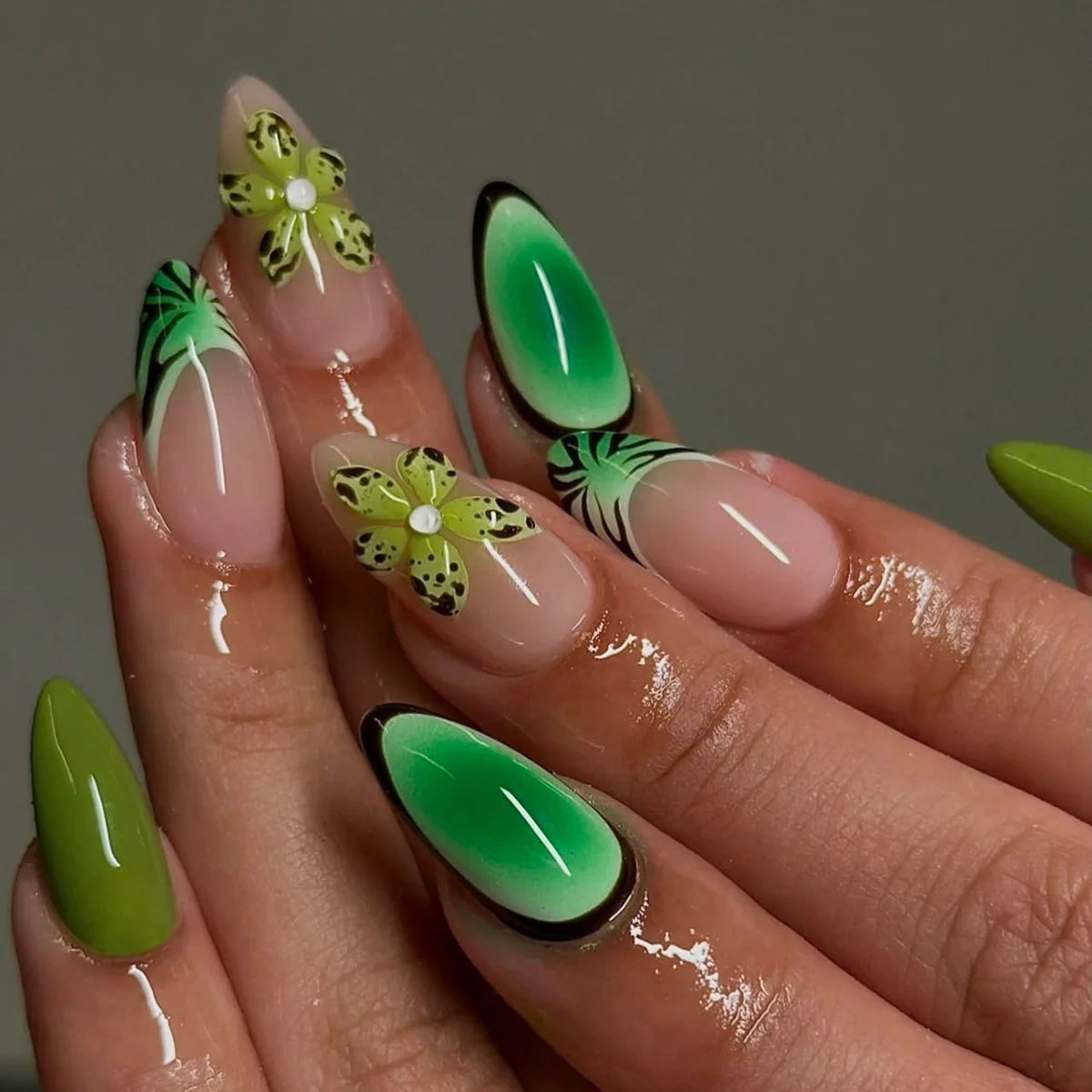 Unhas postiças com acabamento destacável e cola, unhas postiças com pó perolado verde e borboleta 3D, unhas postiças com acabamento destacável
