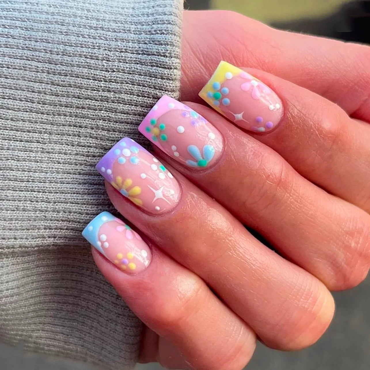 24Pcs Short Square Head French False Nails Press on With Simple Flower Design Fake Nail for Woman Reusable Full Cover Nails Tips