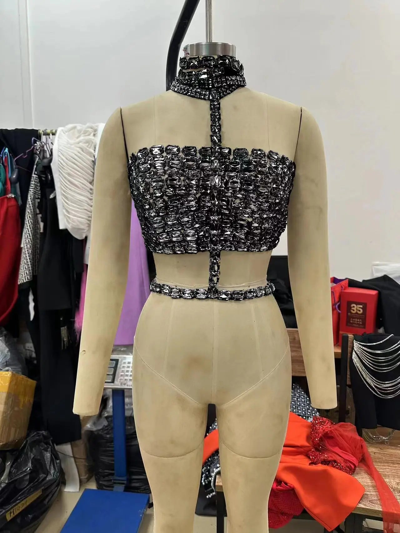 Moda de celebridades, tapete vermelho, roupas femininas brilhantes, grandes cristais, tops sensuais, halter, boate, festa, programa de TV, tops regata