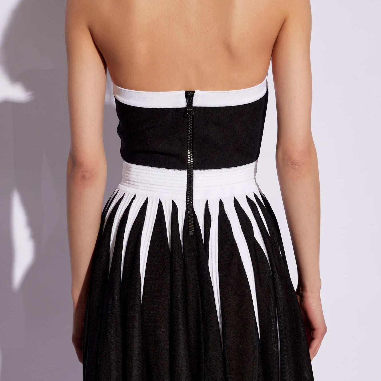 2022 New Gloden Buttons Flower Halter Sleeveless White Patchwork Black Mini Evening Dress Graceful Woman Evening Party Outfit