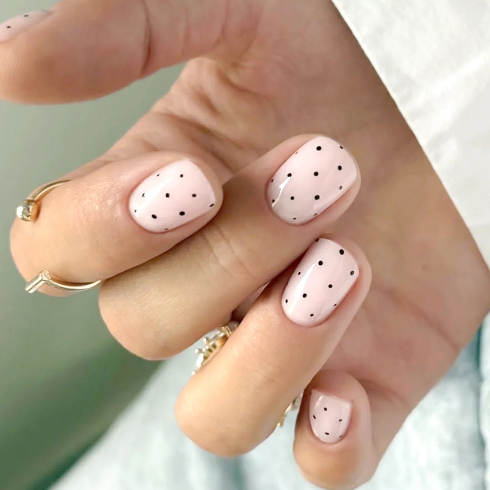 24Pcs Nude Color False Nails Black Polka Dot Printed Short Square Press On Nails Women Girls Charm Manicure Simple Fake Nails