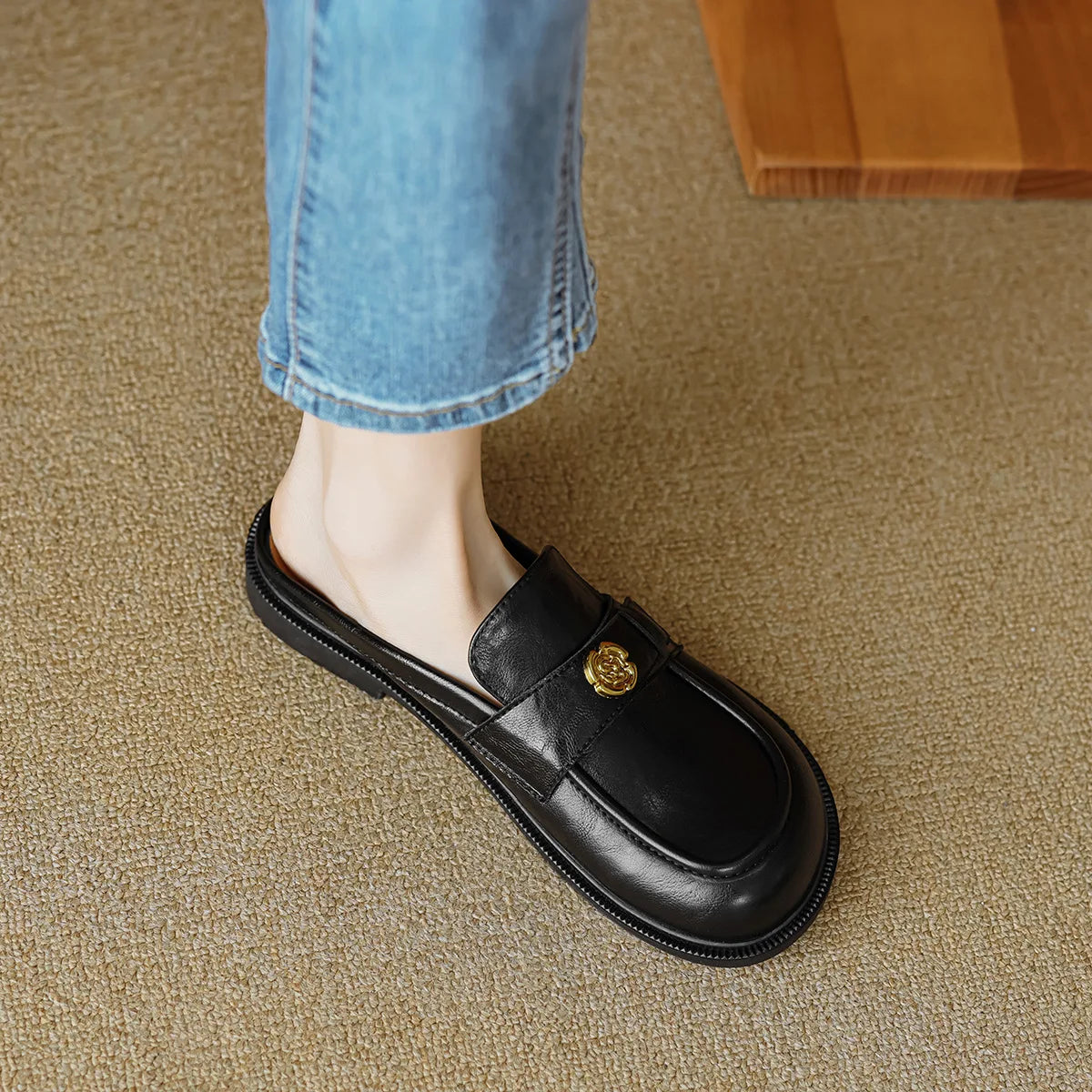 Spring new women's flat slippers British style black Metal decoration Ladies casual mules Work and outdoor wear Large size 41-43