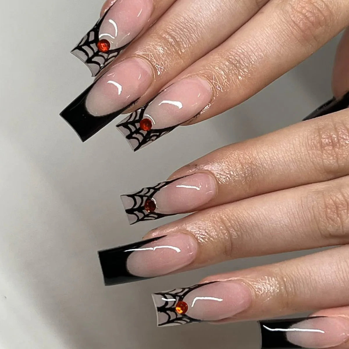 24pcs Sliver Spider Design Fake Nail Heavy Metal Halloween False Nail Tips Full Cover Wearable Black Cool Almond Press on Nails