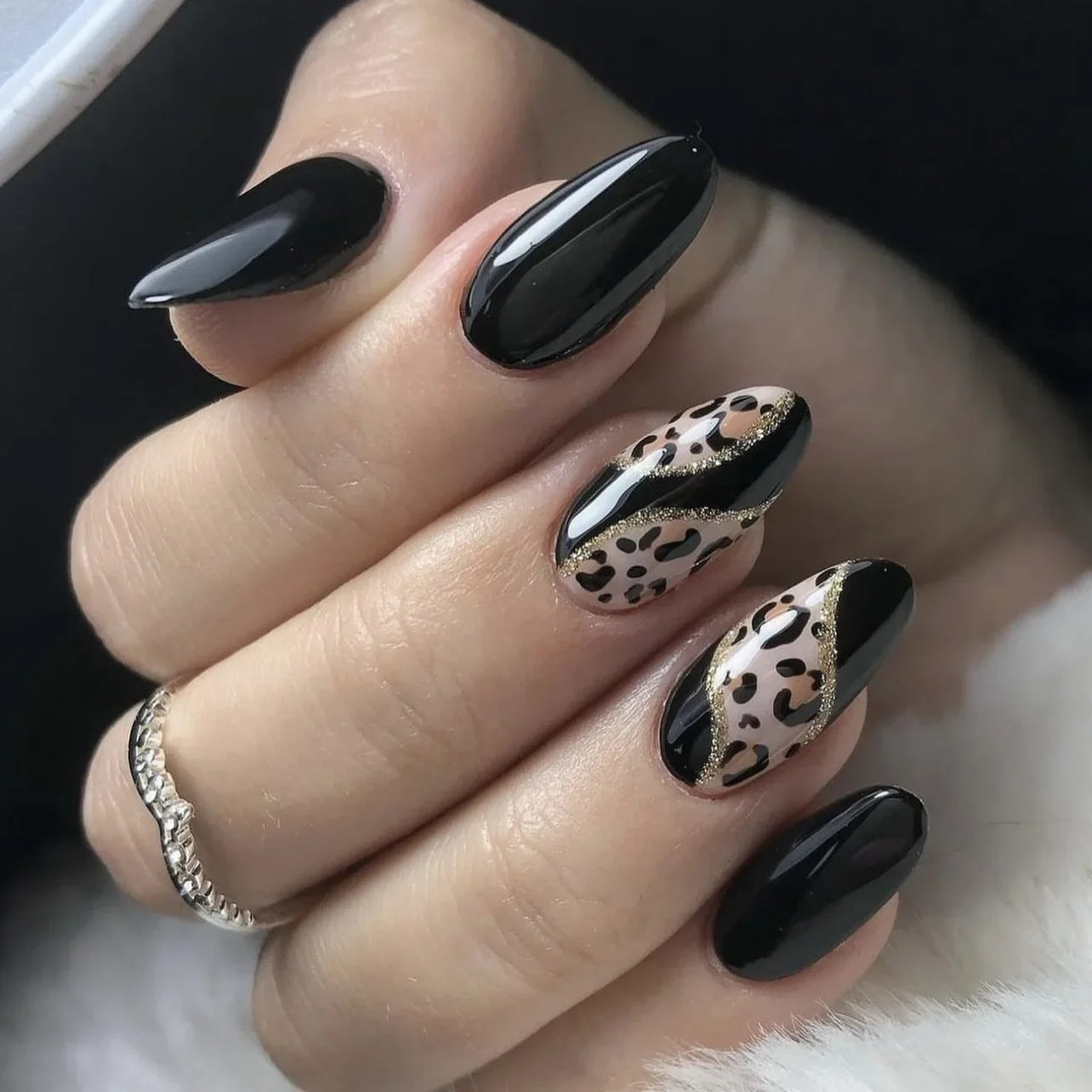 24pcs Leopard Print Almond Fake Press on Nails with Mini Flower Acrylic Fake Nails Retro Sweet Cool Design Press Ons French Nail