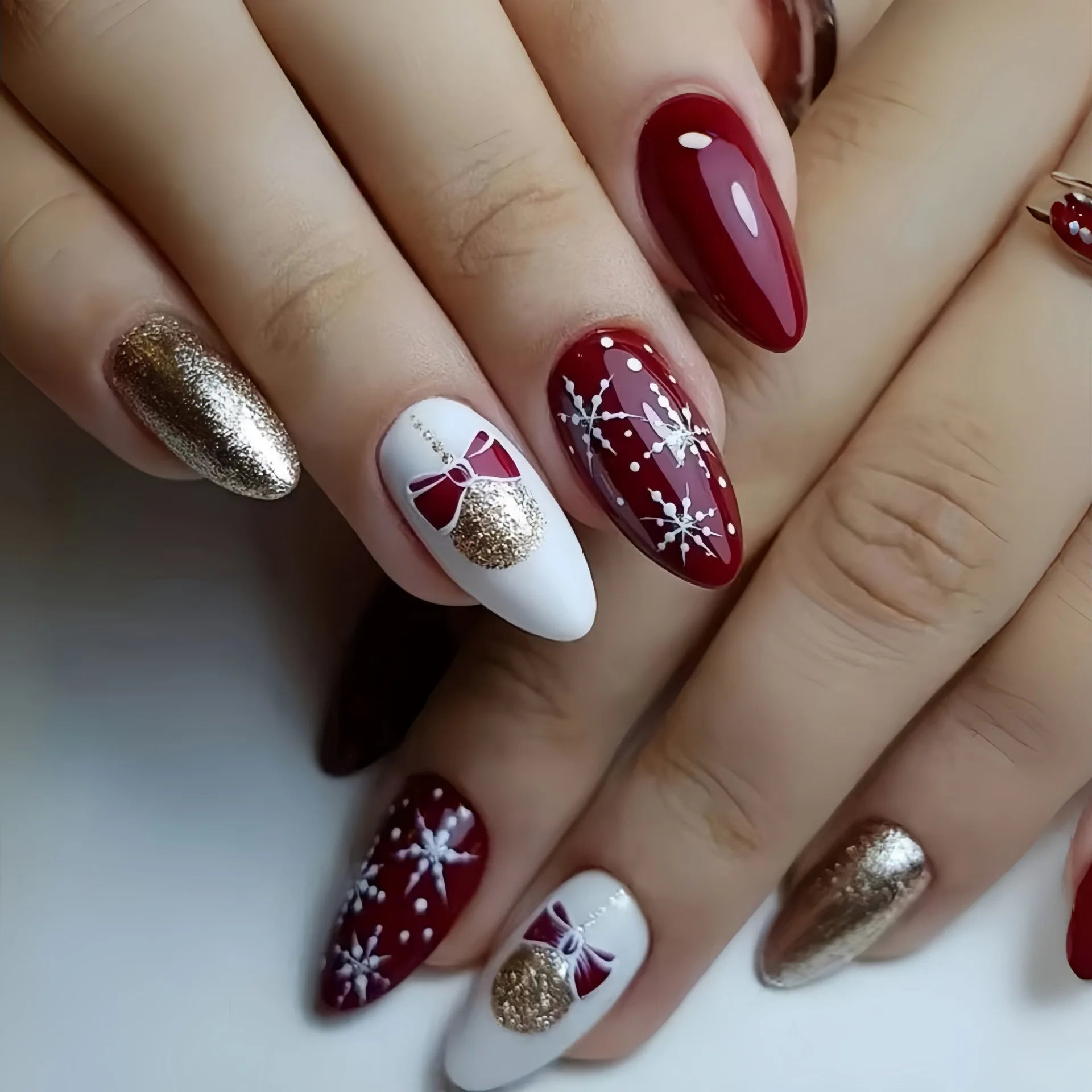 24pcs Simple Almond Fake Nail Christmas Glitter Red Full Cover Nail Tips Snowflake Design False Nails Round Head Press on Nails
