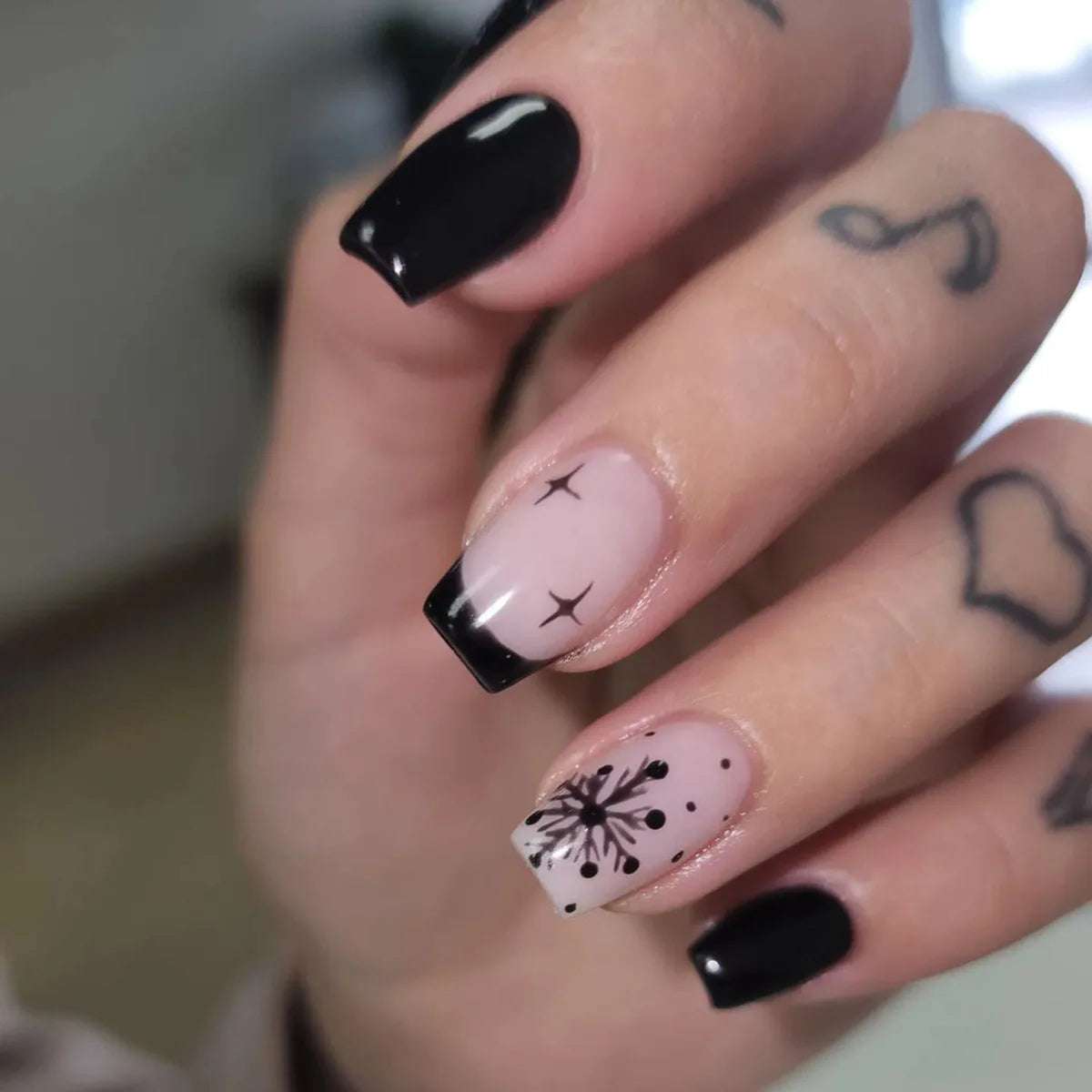 24Pcs Wearable French Fake Nails with Glue Simple Square Head False Nails White Edge Design Short Full Cover Nails Set Press On