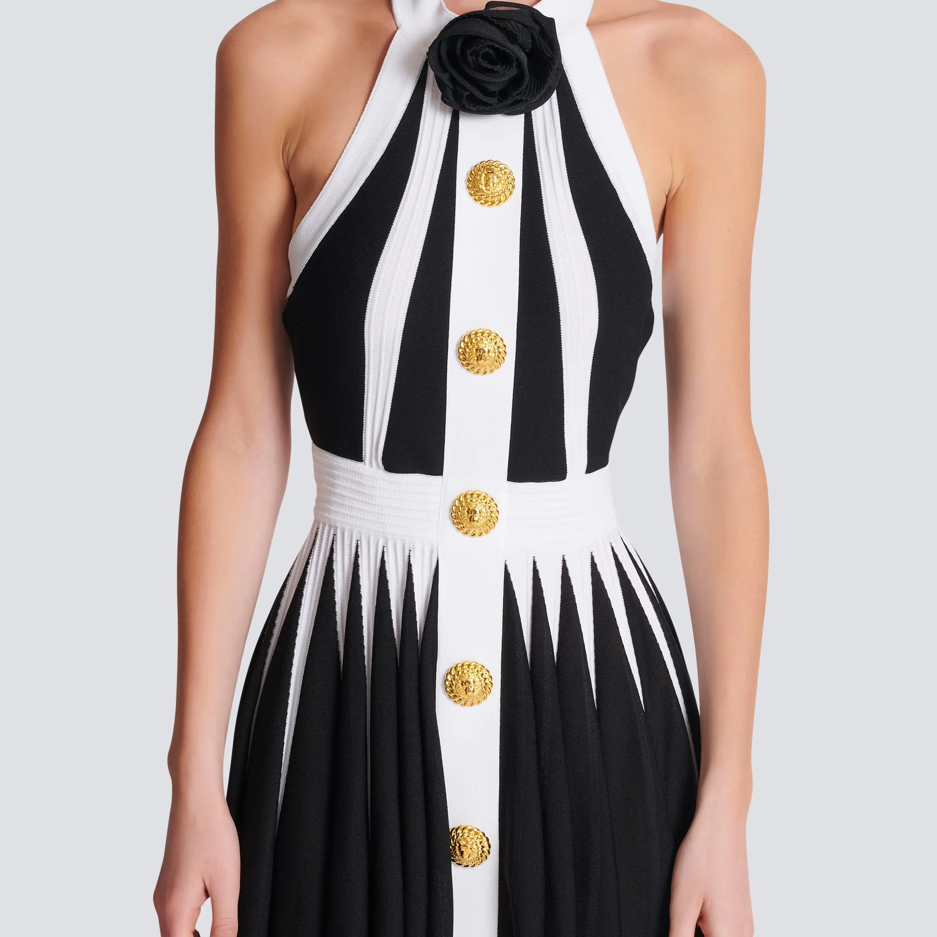 2022 New Gloden Buttons Flower Halter Sleeveless White Patchwork Black Mini Evening Dress Graceful Woman Evening Party Outfit