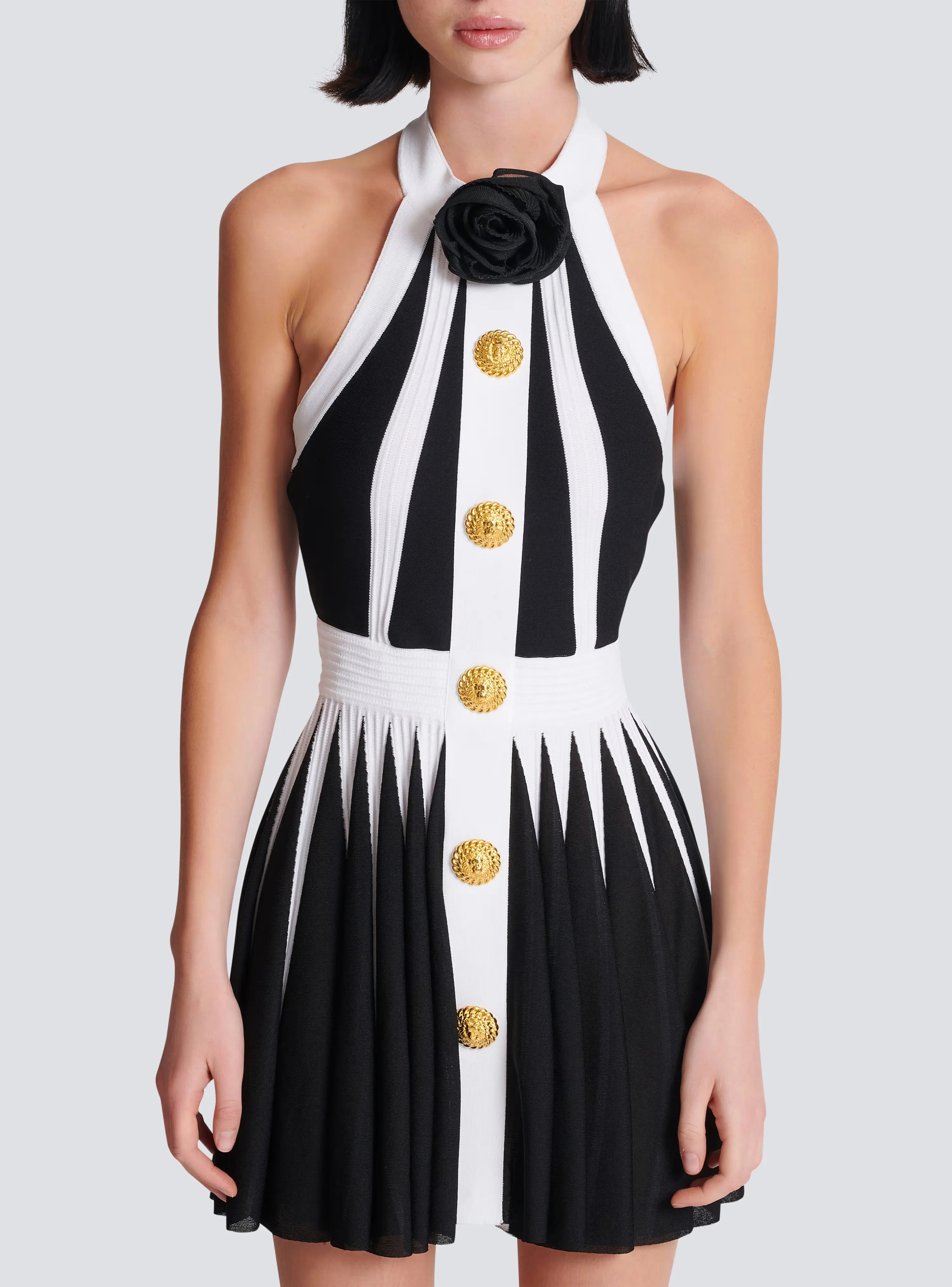 2022 New Gloden Buttons Flower Halter Sleeveless White Patchwork Black Mini Evening Dress Graceful Woman Evening Party Outfit