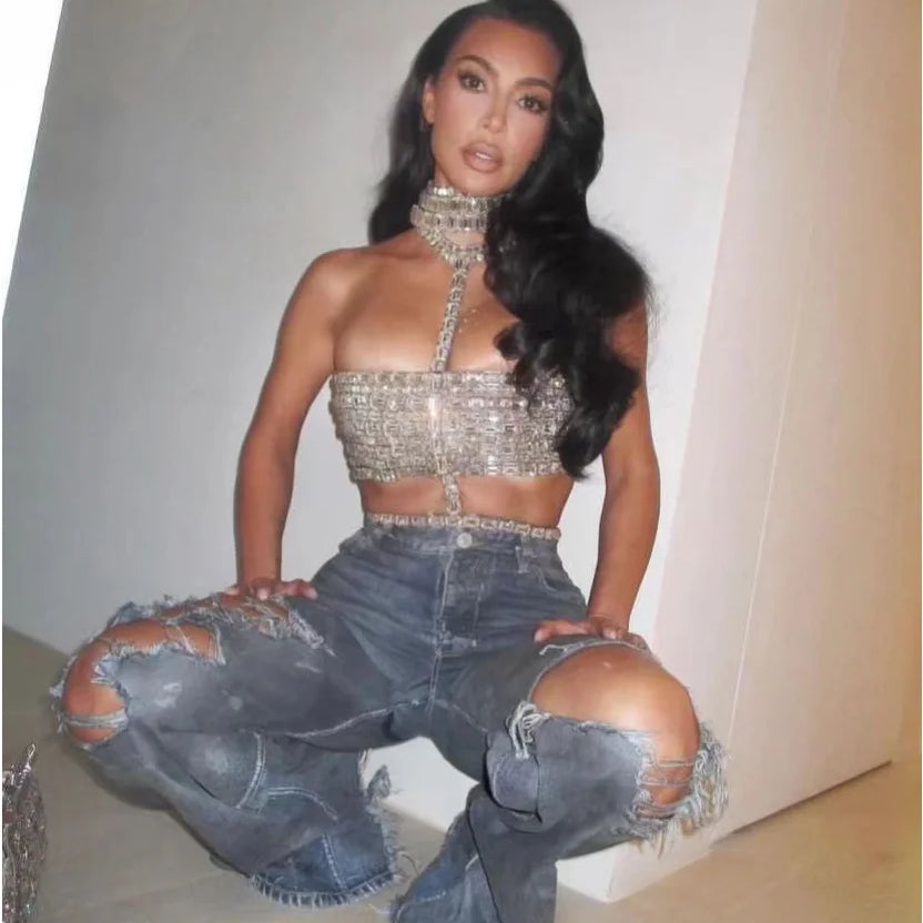 Moda de celebridades, tapete vermelho, roupas femininas brilhantes, grandes cristais, tops halter sensuais, boate, festa, programa de TV, tops, regata alta