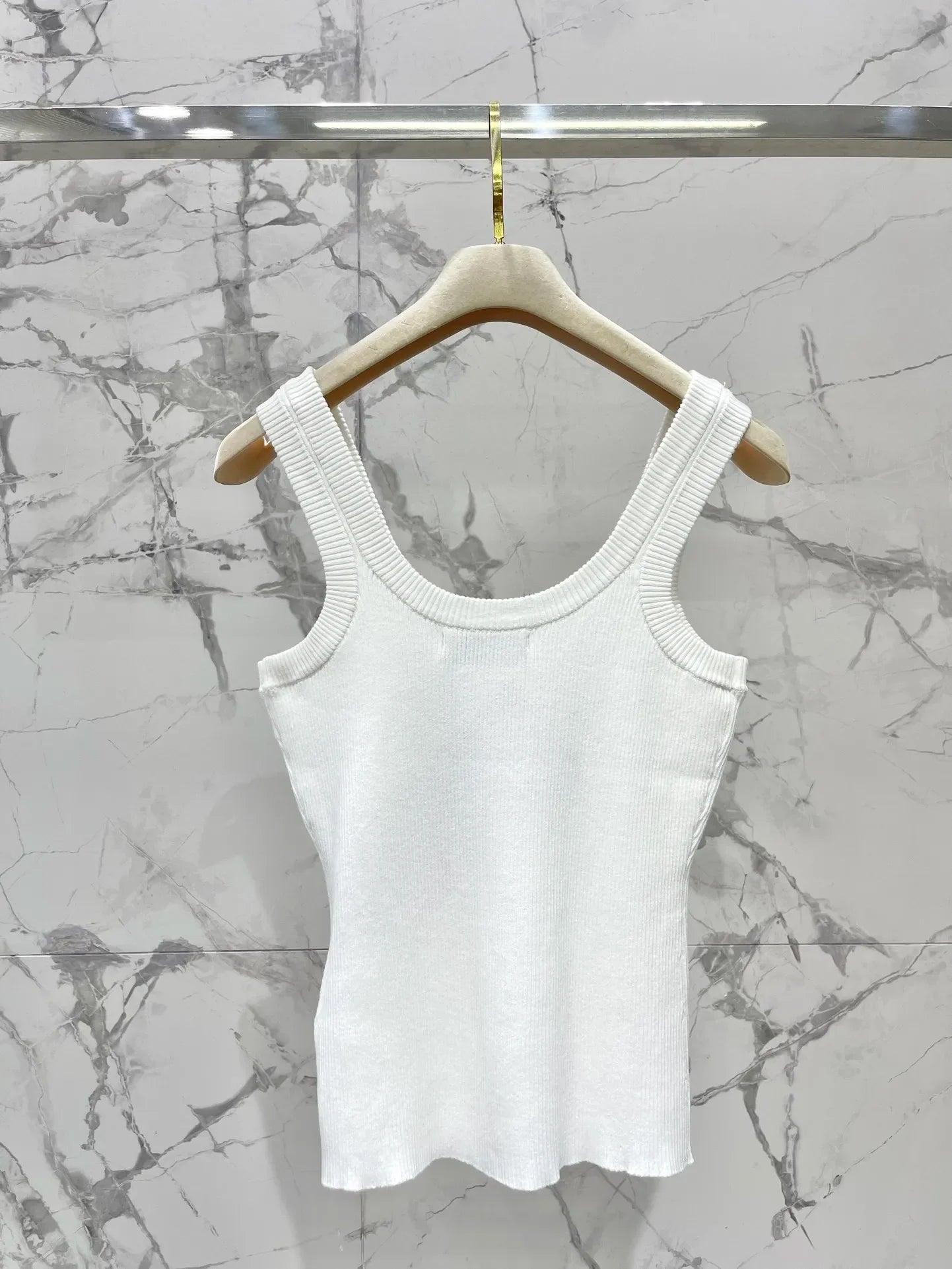 new U-neck knitted vest elegantly launched Ivory