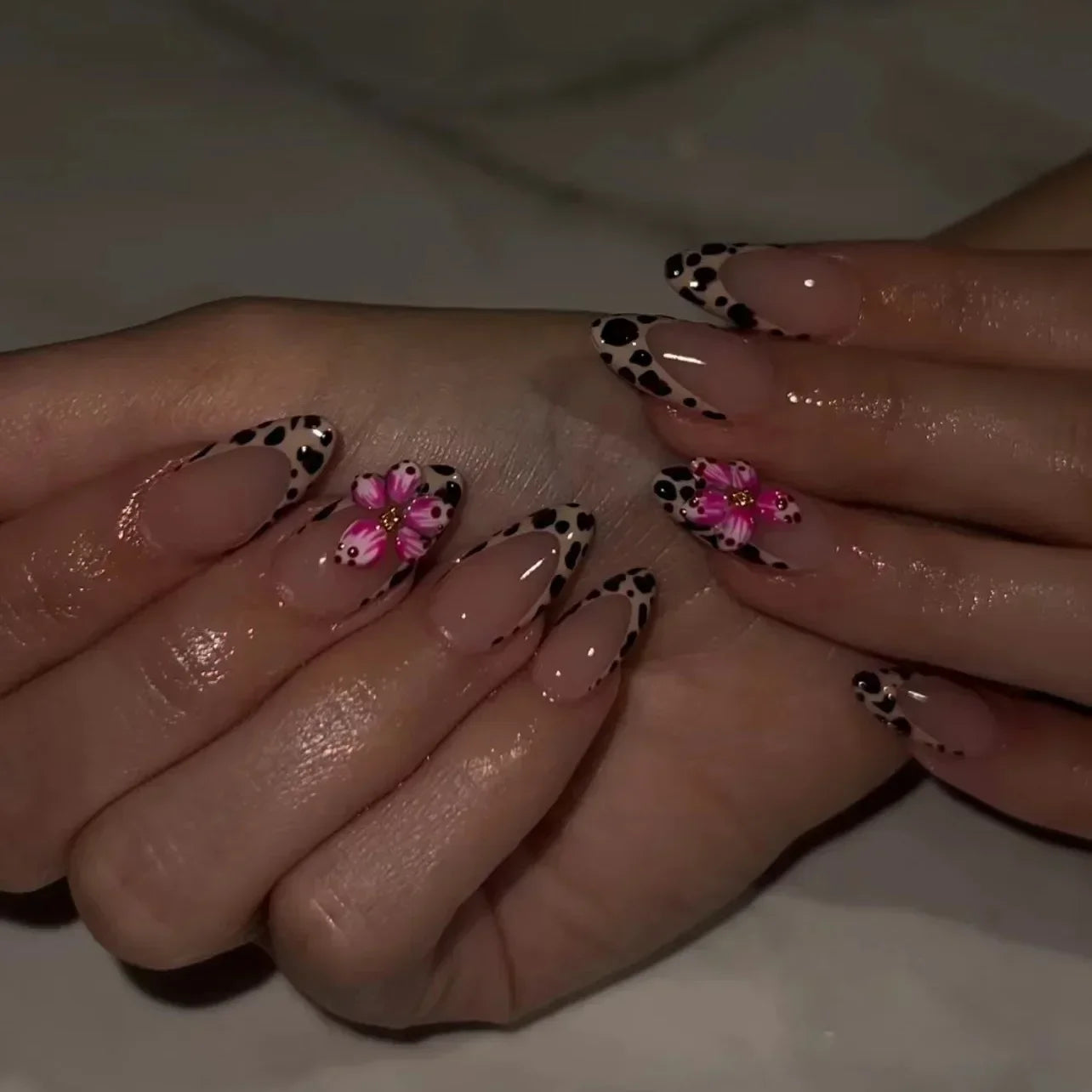 24pcs Leopard Print Almond Fake Press on Nails with Mini Flower Acrylic Fake Nails Retro Sweet Cool Design Press Ons French Nail