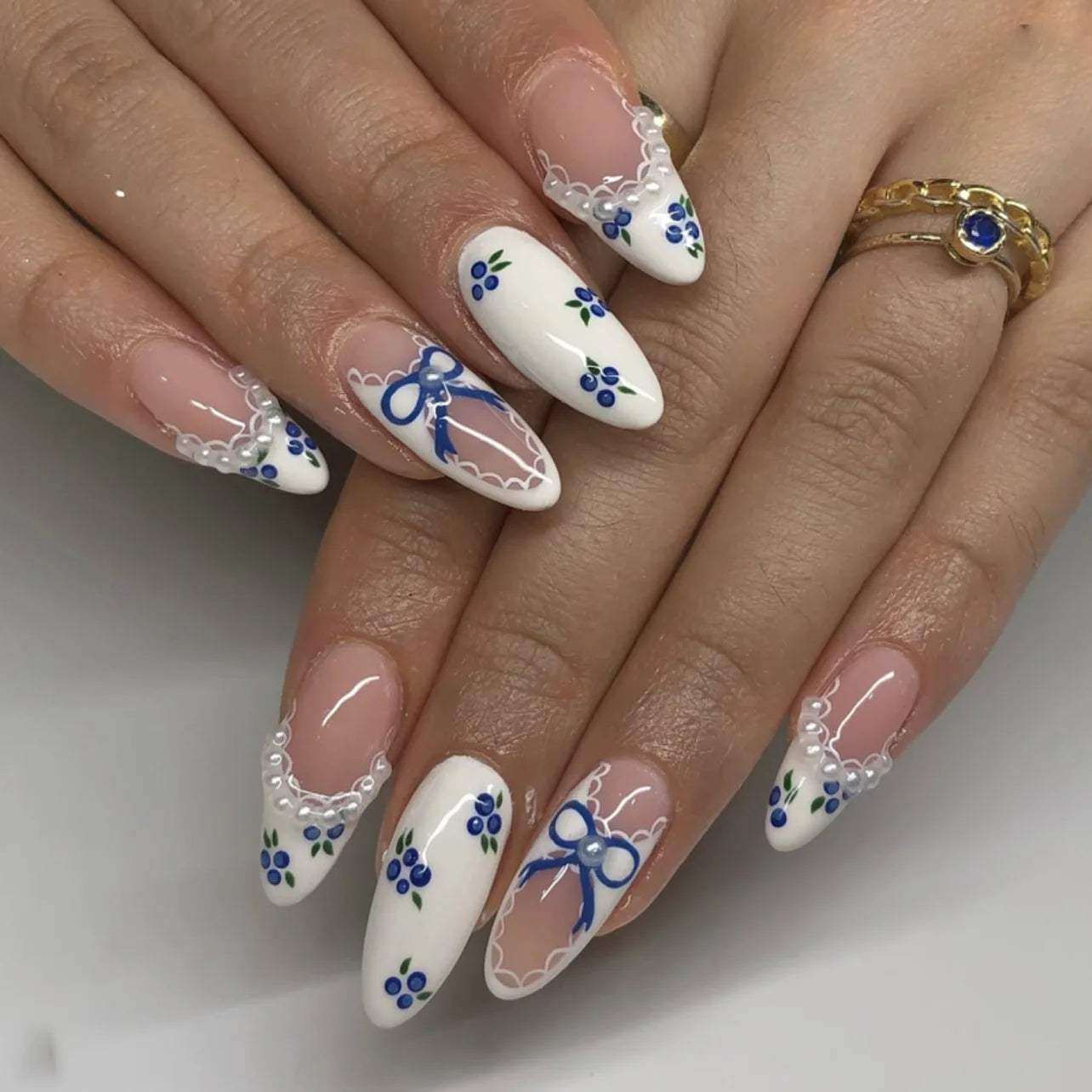 24pcs Glossy White Almond Fake Nails Blueberry Print Blue Bowknots French Style Press On Nails Pearl Decor Spring False Nail
