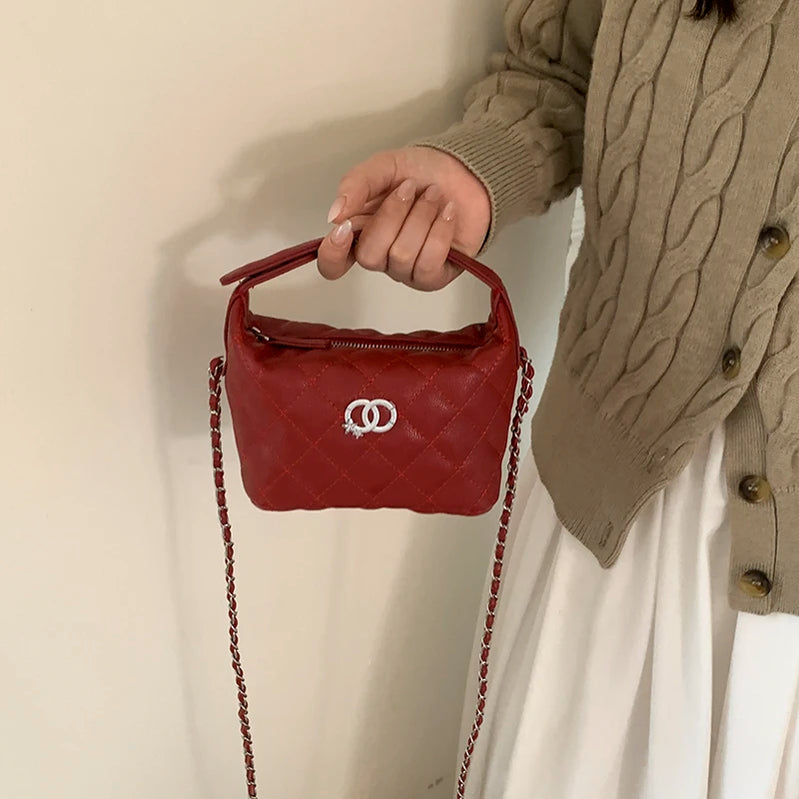 Stylish Ladies Shoulder Bag In Genuine Leather - Popular Tote Look With Zipper By Designer Brand