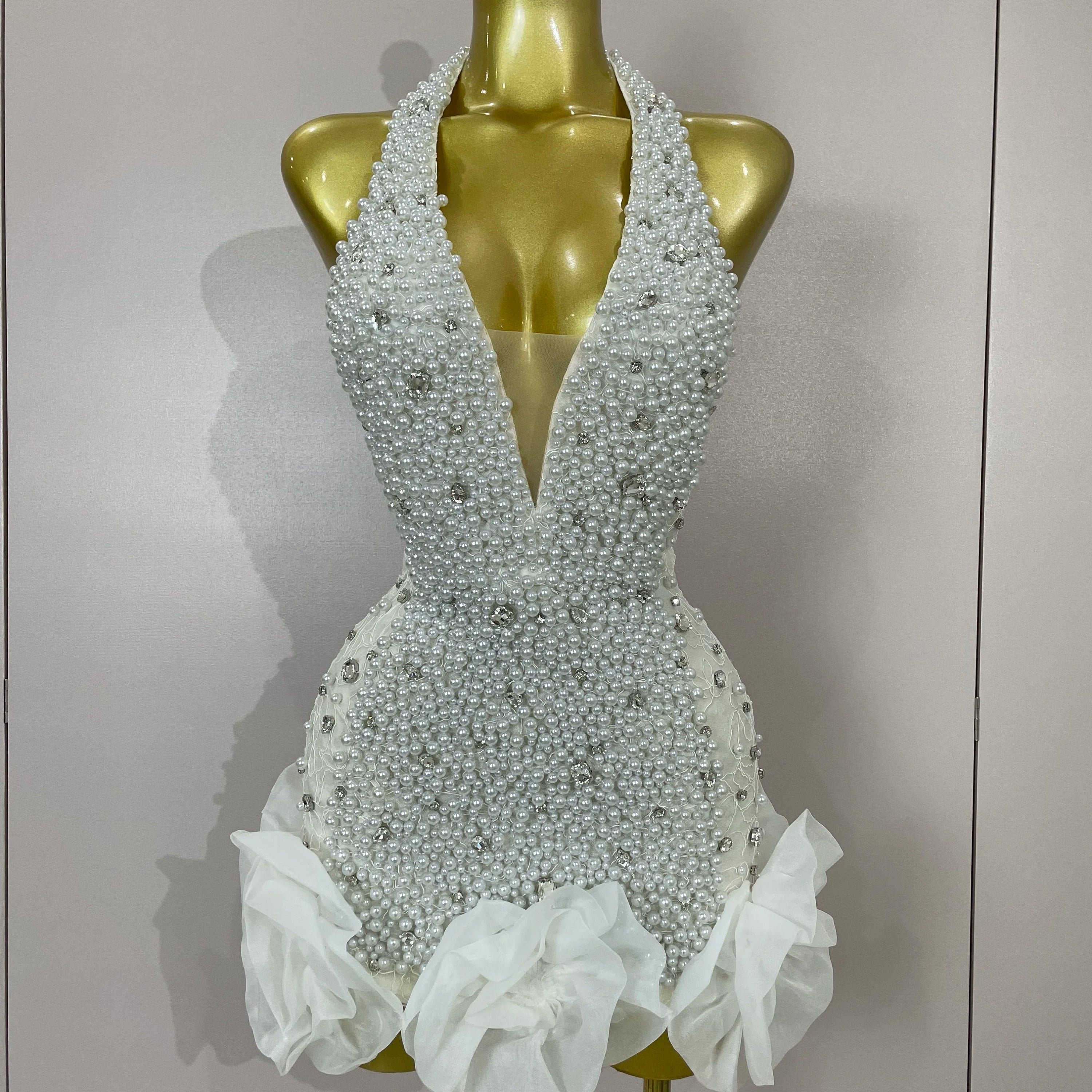 Vestido curto de luxo de alta qualidade com diamantes brilhantes e flores de pérolas, decote em V profundo, halter, feminino, para festa de aniversário de celebridades