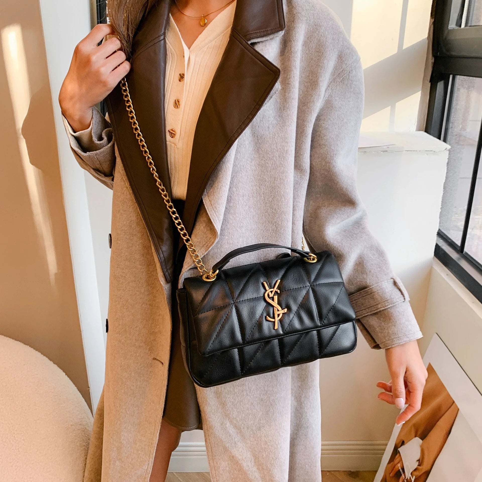 2025new Xiaoxiangfeng diamond grid chain bag, stylish and versatile, small square cross diagonal single shoulder bag on armrests