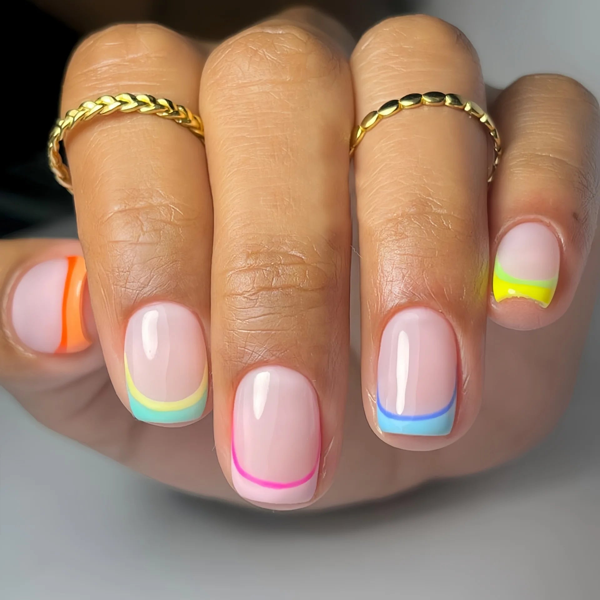 24PCS Colorful French False Nails Diagonal Stripe Design Short Round Fake Nails Elegant Press On Nail Tips for Women Girls
