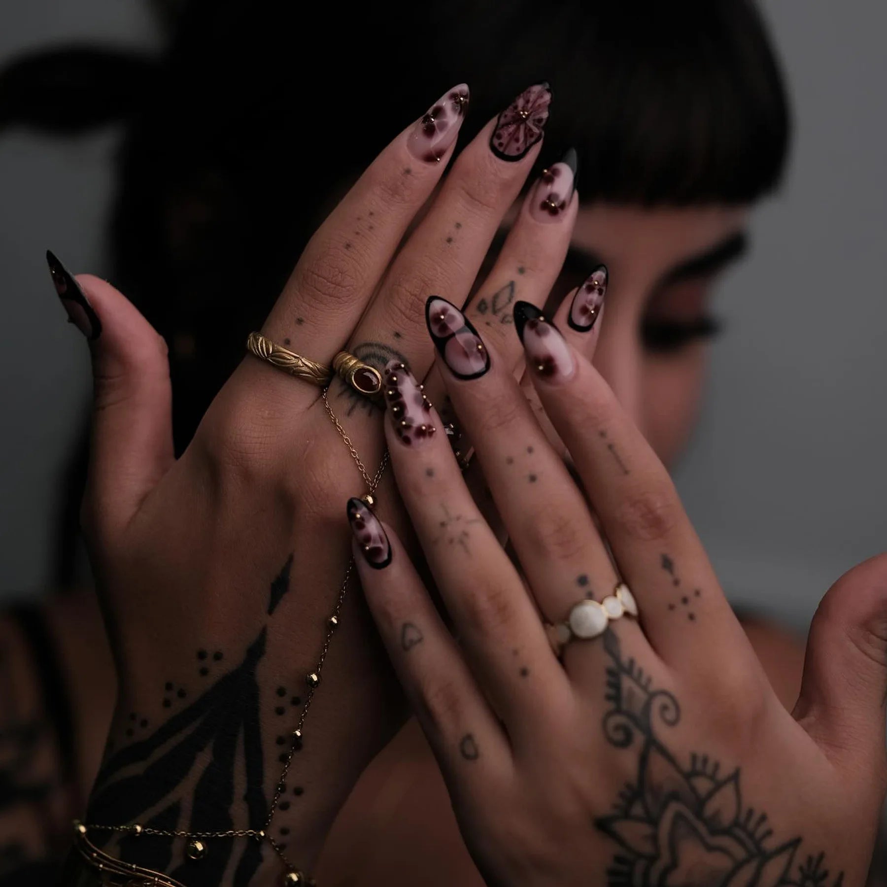 24Pcs Mid-length 3D Almond Fake Nails Press on Black Edge French Wearable Full Cover Nails Tips Brown Flower Smudge False Nails